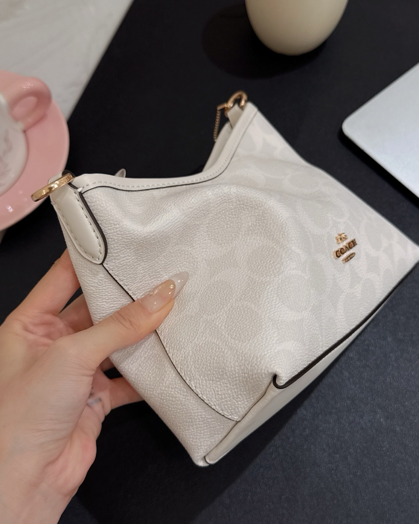 NO:810133,The first impression of the old flower material supplied by the customer is that it is so soft!  So moist!  !  It is particularly resilient and will not collapse in its natural state. The bag shape is very wide. This is the difference between it and the hard VC on the market. Anyway, Coach has always been our family's reputation. And this year's denim is one of the best!  Buy with your eyes closed!  , trendy department store, coach19860909客供的老花料 第一感觉就是好软！好润！！特别的有韧性 在自然状态下又不会软塌塌,包型很挺阔 这就是和市面上硬邦邦的vc之间的差距 反正蔻驰一直是咱家的口碑 还有今年的丹宁老花有一个算一个！闭眼买！,潮品百货,coach,accessory
