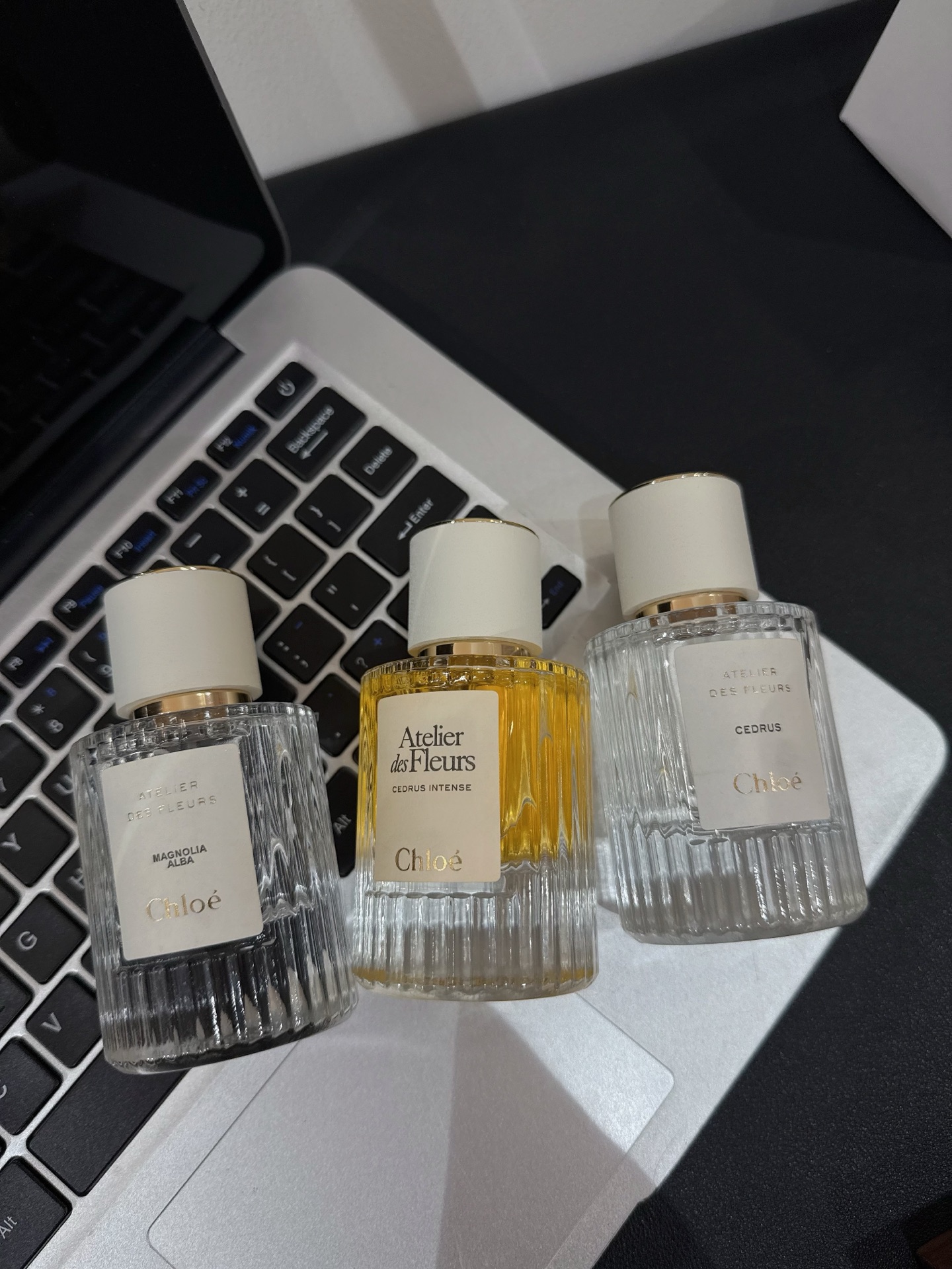 批139💰蔻𝐲𝐢仙境花园系列香水
▪️规格：50ml/瓶 

老公老婆身上的味道🌚整个娱乐圈都对它欲罢不能每一款香都让人印象深刻 公认好闻不踩雷 即使有再多香水 都不能轻易错过它
穿香在身 优雅如影随形 人手n瓶起囤☝🏻

▫️北国雪松
木质花香调
前调：小豆蔻、木质香
中调：苔藓
后调：檀香木、香根草

▫️ 深林雪松
木质花香调
前调：豆蔻 绿叶香调 佛手柑
中调：玫瑰 莎草
尾调：沙香根草 雪松 檀香木

▫️木兰诗语
阳光花香调
前调：青草 西柚
中调：黄玉兰
尾调：木兰 麝香

  