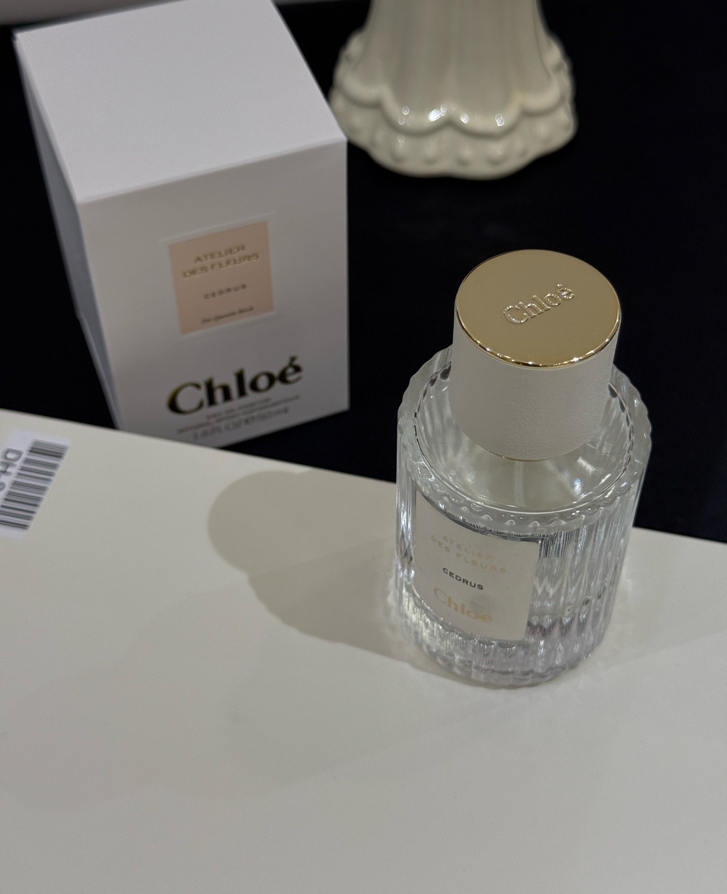 :北国雪松
木质花香调
前调:小豆蔻、木质香
中调:苔藓
后调:檀香木、香根草
北国雪松是一款如北国森林般纯净而温暖的香水,以雪松为核心,散发出干燥而柔和的木质香气,仿佛清晨阳光洒在静谧的树林间,带来自然的宁静与安慰。
它简约而不单调,既有大地的厚实感,又融合了一丝绿意的清新,无论性别都能轻松驾驭。整体表现偏简约,但不单薄。香气始终围绕着雪松主调展开,没有过多复杂的前中后调变化,但这种纯粹反而让它成为一款百搭而易穿的香水。
雪松的温暖感在尾调更加显现,带来一种安静、放松的氛围,适合平和的日常佩戴。