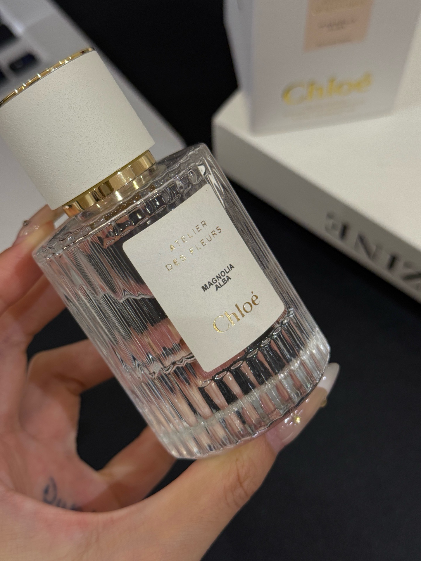 :木兰诗语
阳光花香调
前调:青草 西柚
中调:黄玉兰
尾调:木兰 麝香
香型非常的温和灵动,没有俗气的脂粉味,还带有一丝清冷感。
初闻就像一股清凉的风裹着白花的香气掠过刚切开的柠檬汁水,清新温和又微凉。然后花香慢慢绽开,像是抬头仰望高大的玉兰树,不刺眼的阳光透过花瓣缝隙洒落,温柔又清雅。
最后一点淡淡的木质香将全身包裹,轻轻转身留下的香气像落日余晖的温暖,留在柔软的衣物上,每一次深嗅,都像一次玉兰树下的静音冥想:清风,山涧,空谷,暖阳,和一树盛放的玉兰花。