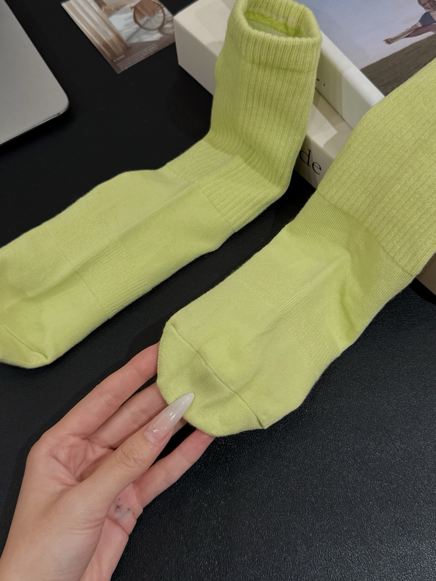 Lulu accessories Specialized training is no problem. There is a compression and contraction design at the arch of the foot to increase the wrapping feeling. The instep is not tight. The whole wrapping feeling is quite excellent! Lulu accessories yoga
