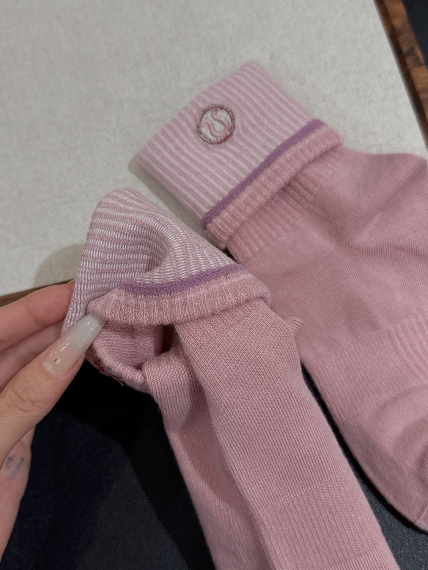 Lulu accessories Specialized training is no problem. There is a compression and contraction design at the arch of the foot to increase the wrapping feeling. The instep is not tight. The whole wrapping feeling is quite excellent! Lulu accessories yoga
