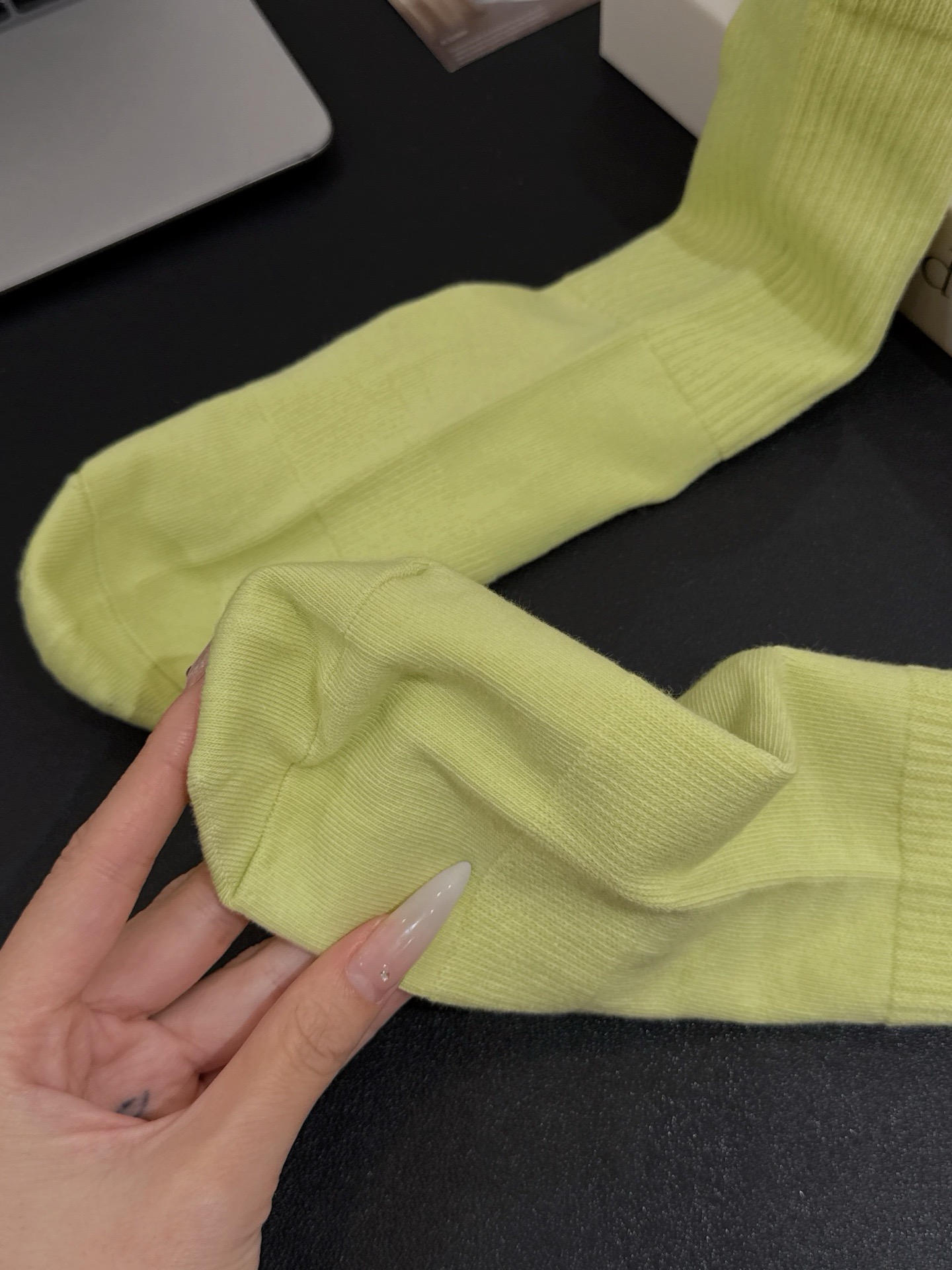 Lulu accessories Specialized training is no problem. There is a compression and contraction design at the arch of the foot to increase the wrapping feeling. The instep is not tight. The whole wrapping feeling is quite excellent! Lulu accessories yoga