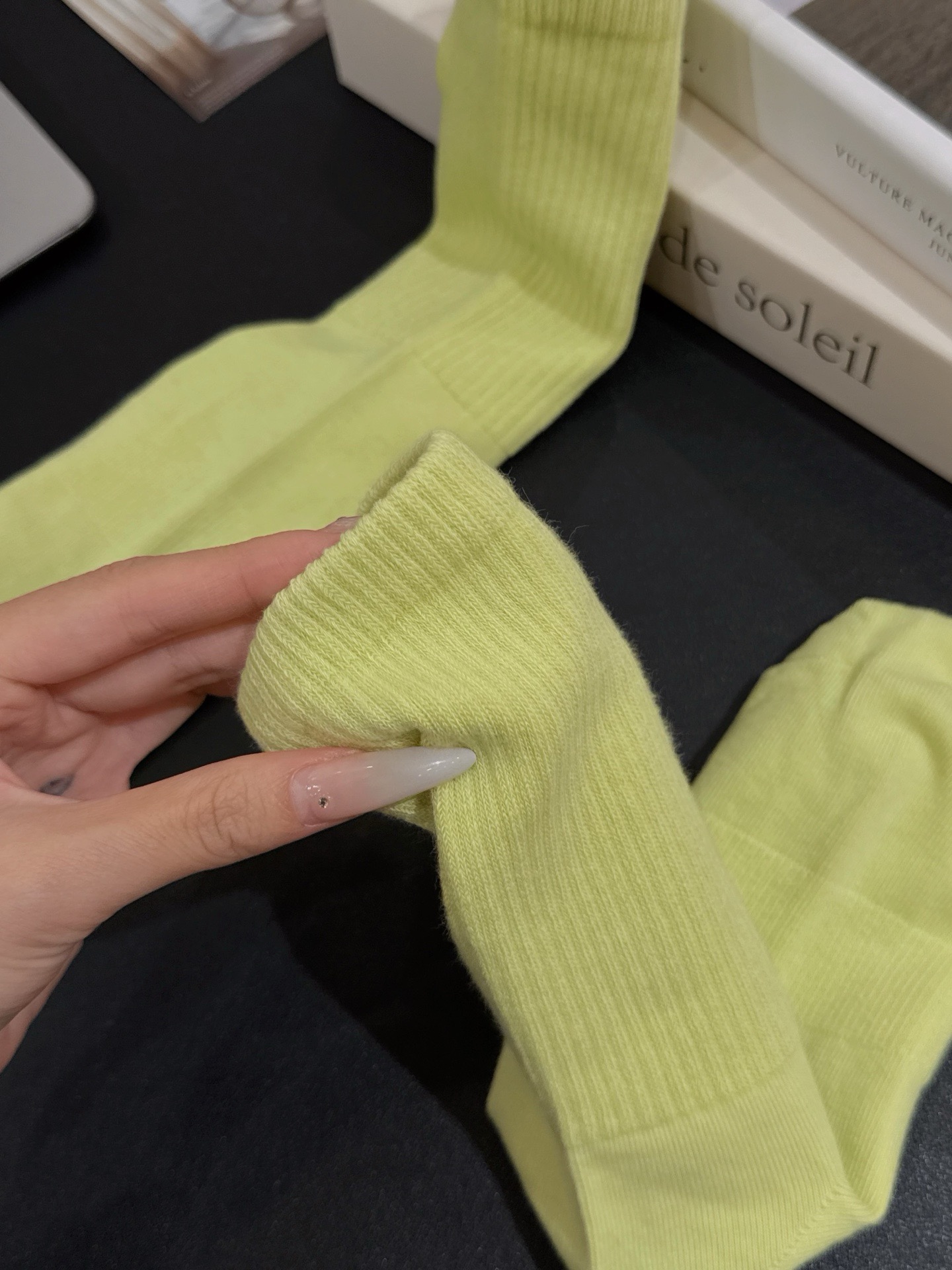 Lulu accessories Specialized training is no problem. There is a compression and contraction design at the arch of the foot to increase the wrapping feeling. The instep is not tight. The whole wrapping feeling is quite excellent! Lulu accessories yoga