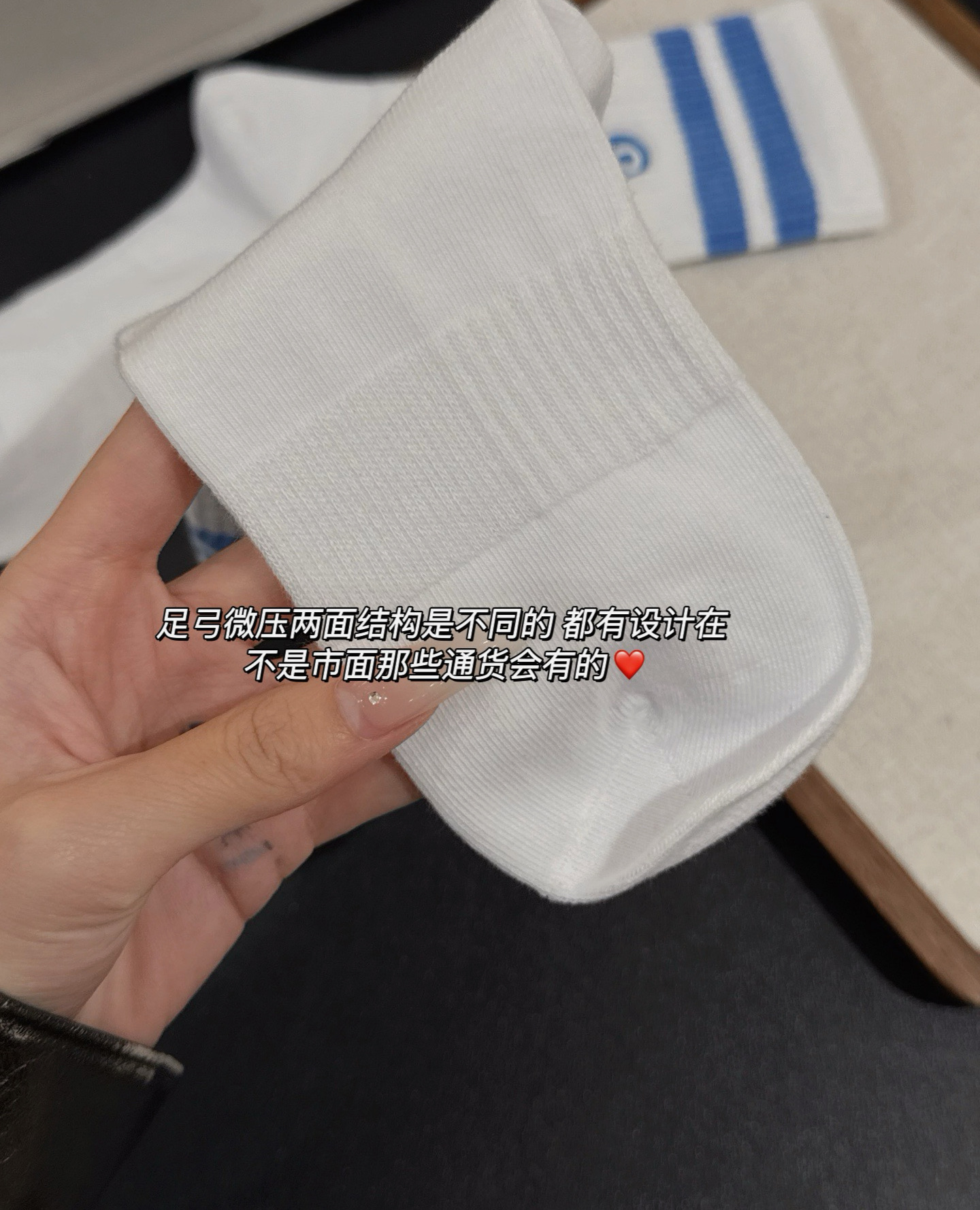 Lulu accessories Specialized training is no problem. There is a compression and contraction design at the arch of the foot to increase the wrapping feeling. The instep is not tight. The whole wrapping feeling is quite excellent! Lulu accessories yoga