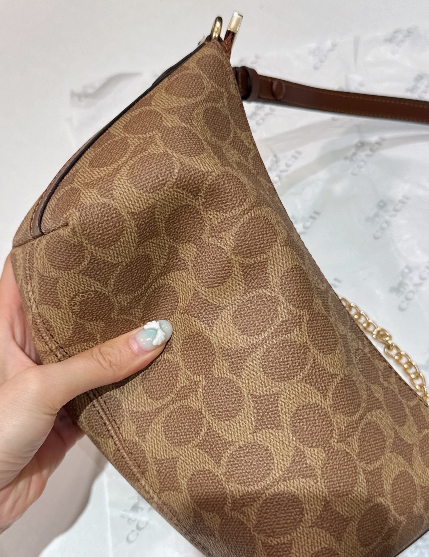 NO:850827,Classic old-fashioned cowhide leather and leather. The old-fashioned material provided by customers. The first feeling is that it is so soft!  So moist!  !  It is particularly tough and will not collapse in its natural state. The bag shape is very wide and the overall feeling is 'light but substantial' comfort. 060310, Chaopin Department Store, cowhide19860909经典老花皮牛皮配皮 客供的老花料 第一感觉就是好软！好润！！特别的有韧性 在自然状态下又不会软塌塌,包型很挺阔 整体是“轻但有分量”的舒适感 060310,潮品百货,cowhide,accessory