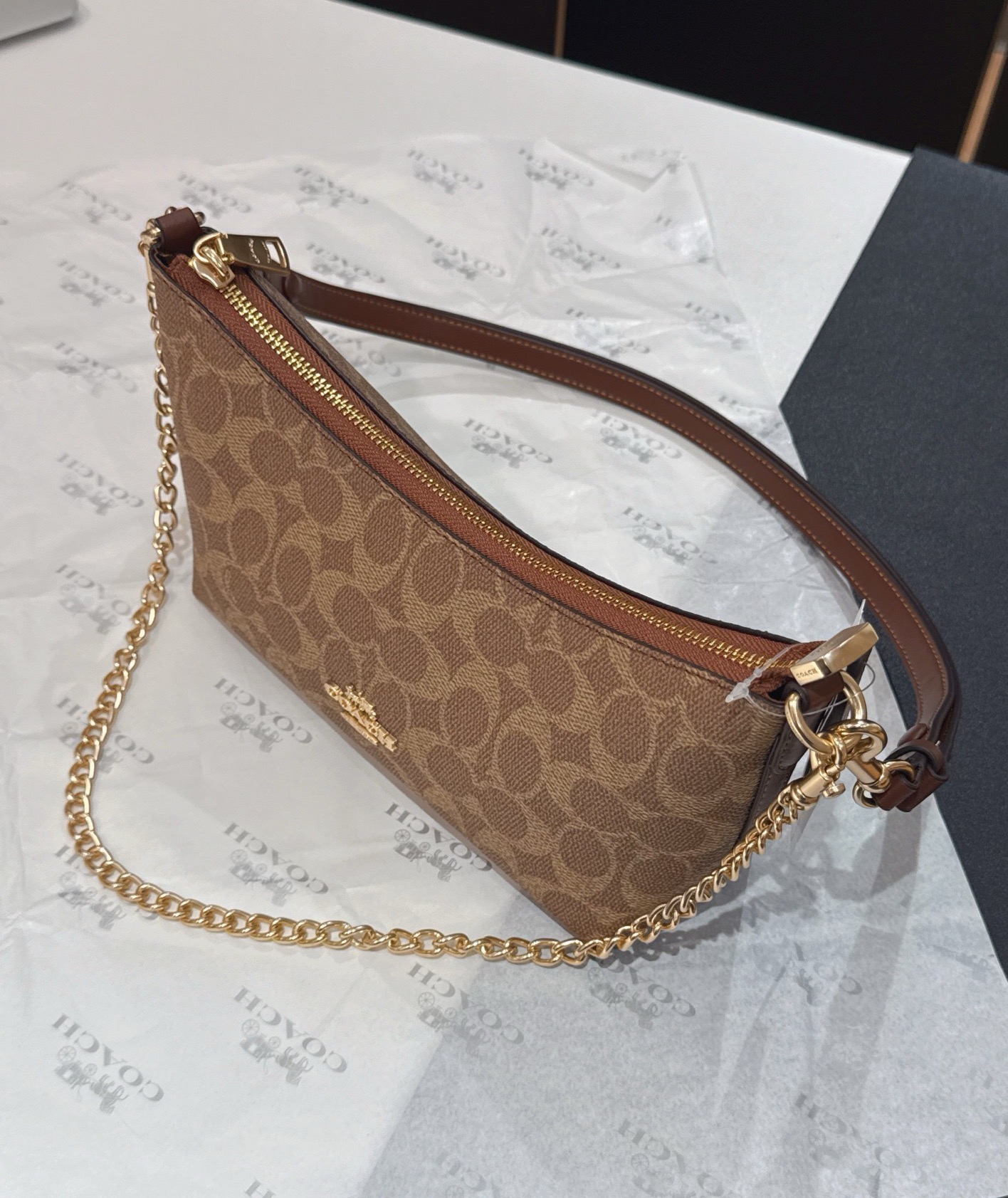 NO:850767,Sand Yellow and Burnt Yellow - Caitlin is clean, soft and high-end. It has a sense of high intelligence on the back. It doesn't matter age or style. It can be used for commuting and leisure. The caramel dark brown presbyopia has a sense of old money and high-end atmosphere. It is suitable for all scenes and the longer you wear it, the more flavorful it becomes!  060310, Chaopin Department Store19860909沙黄和焦黄-Caitlin 干净柔和又显高级 背上就有高智感 不挑年龄不挑风格 通勤休闲全都能hold住 焦糖深棕老花 自带老钱高级氛围感 适合全场景 而且越背越有味道！ 060310,潮品百货,accessory