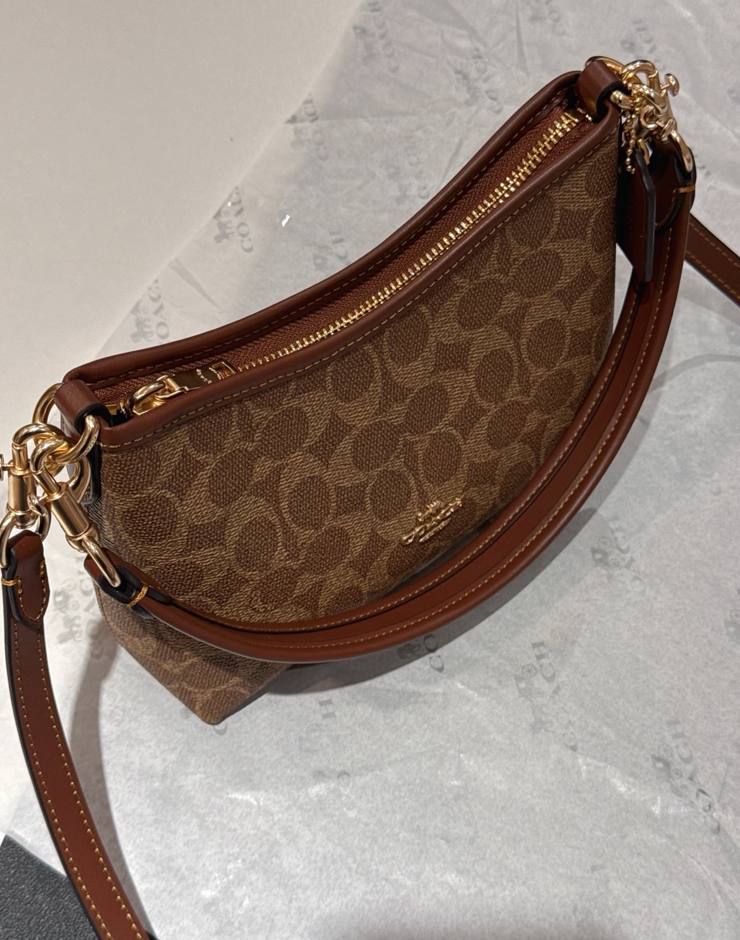 NO:850756,Brown yellow and brown black-Laurel19 classic retro presbyopia, with neat crescent curved bag shape, mellow warm brown tone with old-money lazy texture, with a sense of abstinence and high-end 060310, Chaopin Department Store19860909棕黄和棕黑-Laurel19 经典复古老花 搭配利落月牙弧形包型 醇厚暖棕色调自带老钱慵懒质感 自带禁欲高级感 060310,潮品百货,accessory
