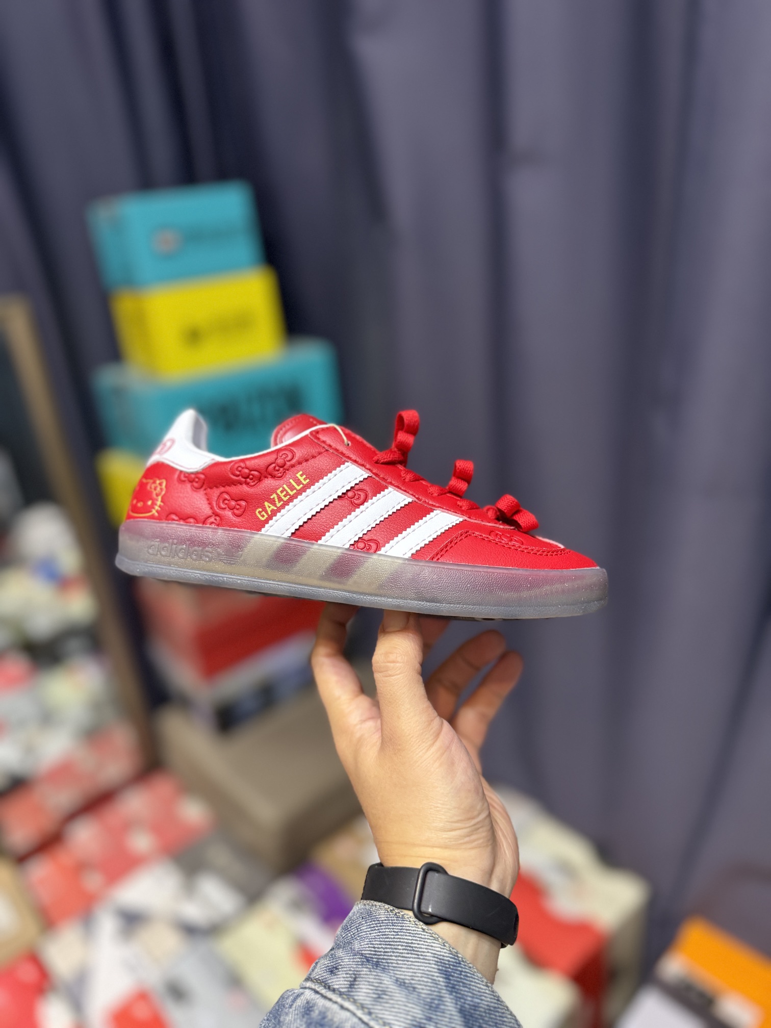 💰100-adidas Originals Gazelle INdoor x Hello Kitty/Hello Kitty Clover zapatillas de deporte informales, antideslizantes y resistentes al desgaste. El excelente diseño de la puntera crea un ajuste excepcional. El diseño del talón se adapta a la curva del pie. caucho que no raya fácilmente los pies. La suela está diseñada con una textura antideslizante para un agarre suave. N.º de artículo: II0014 ll0015 ll0016 Tamaño: 36-41.