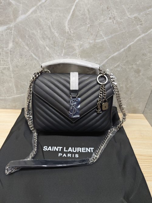 Saint Laurent Bolso de Hombro Envelope en Piel Negra con Cadena 1 Saint Laurent Bolso de Hombro Envelope en Piel Negra con Cadena