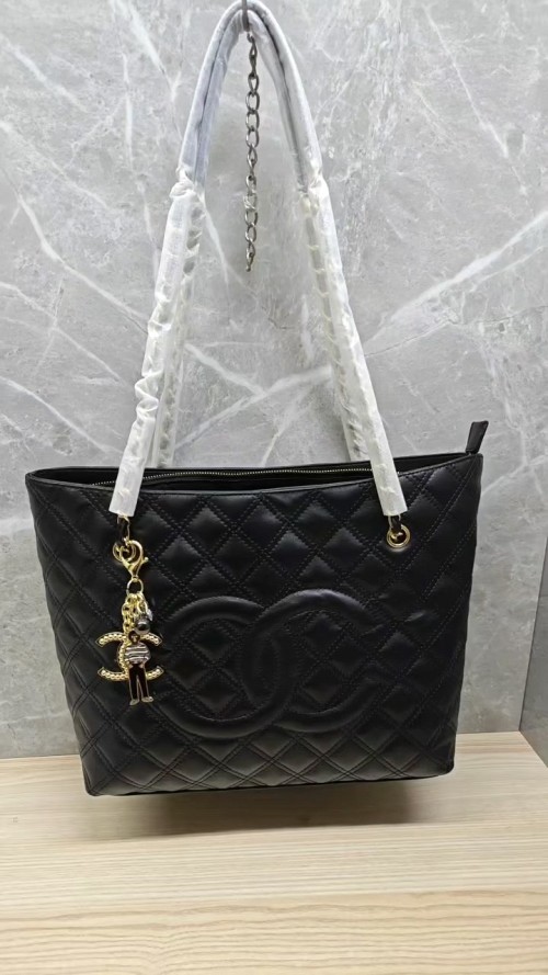 Elegant Shoulder Bag with Quilted Design and Spacious Interior, Perfect for Daily Use 1 Elegant Shoulder Bag with Quilted Design and Spacious Interior, Perfect for Daily Use