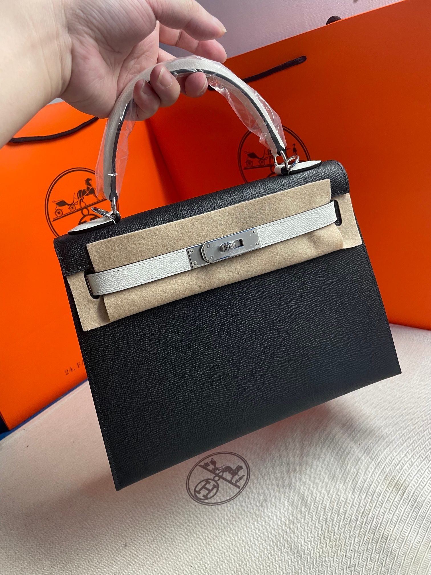 Foto real de pedido de cliente: Kelly 28cm, dos tonos, hebilla plateada, cuero epsom, costura exterior, cosido a mano c…