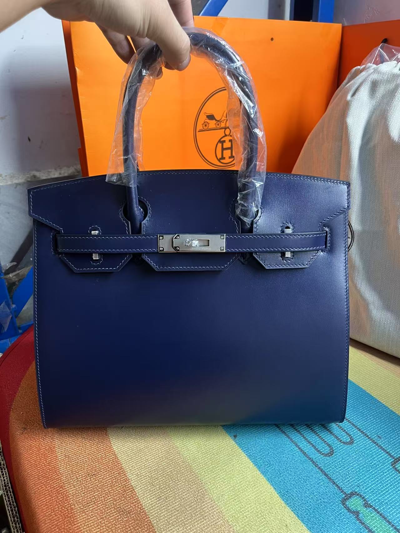 Foto real del pedido del cliente: Birkin 30cm, azul joya, hebilla plateada, piel box cosida exteriormente, hilo encerad…