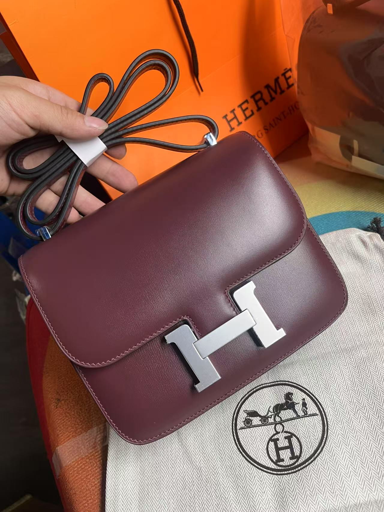 Foto real del pedido del cliente: Constance 19cm, granate 142, hebilla plateada, piel box, hilo encerado a mano