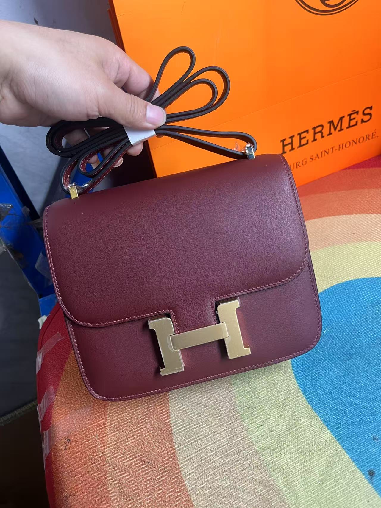 Foto real del pedido del cliente: Constance 19cm, piel swift, burdeos, hebilla dorada, hilo encerado a mano