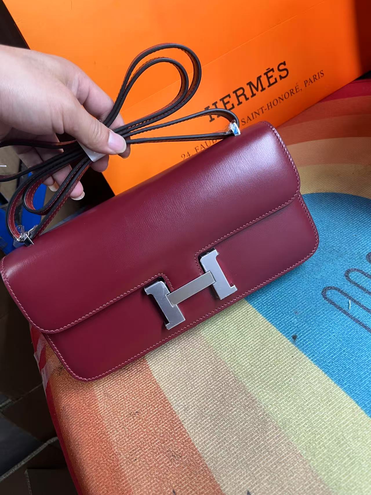 Foto real del pedido del cliente: Constance 26 horizontal, espejo, rojo Hermès, piel box, hebilla plateada, hilo encera…
