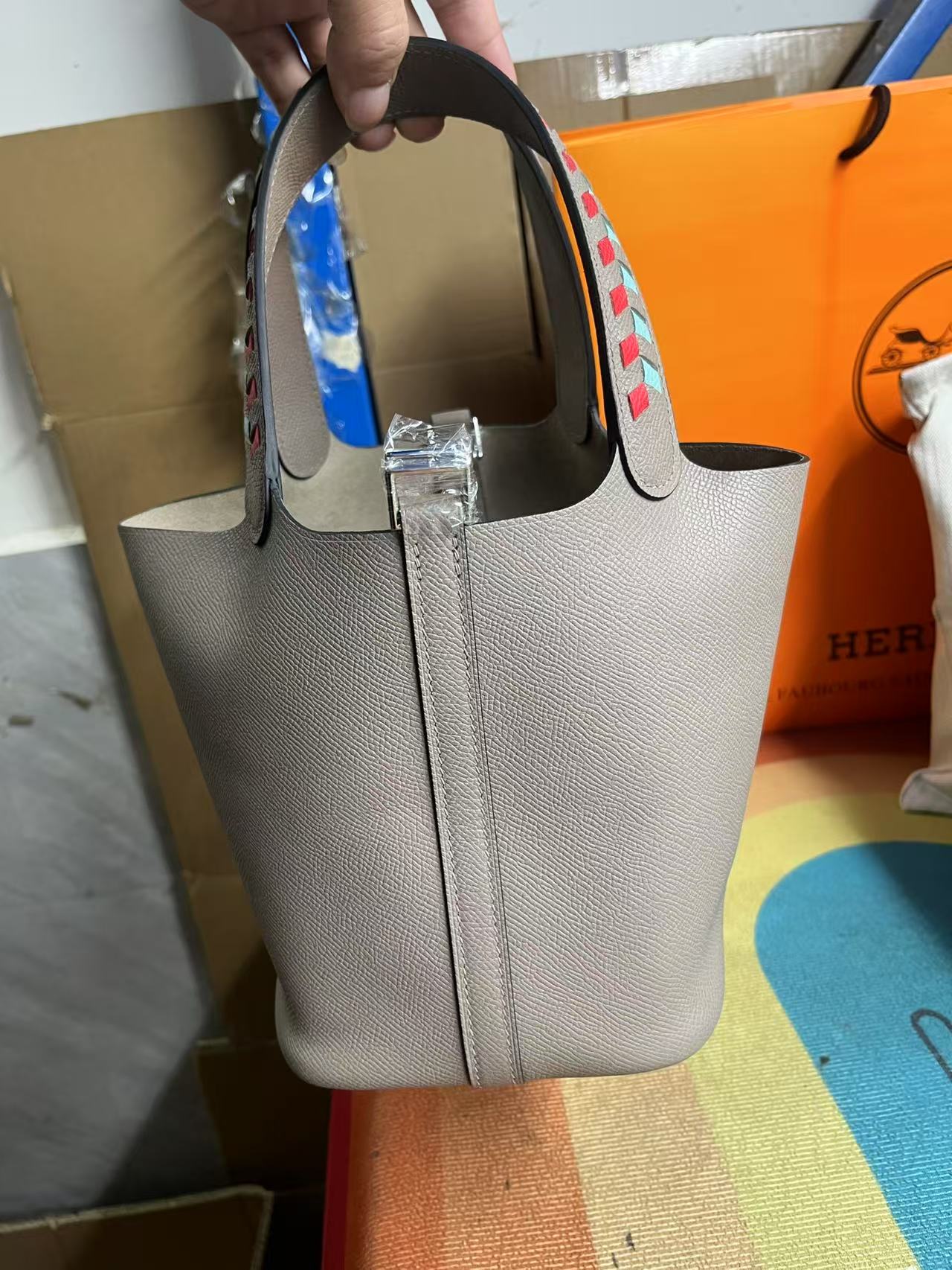Foto real del pedido del cliente: Picotin 18cm, gris asfalto, hebilla plateada, piel epsom, asa trenzada, hilo encerado…
