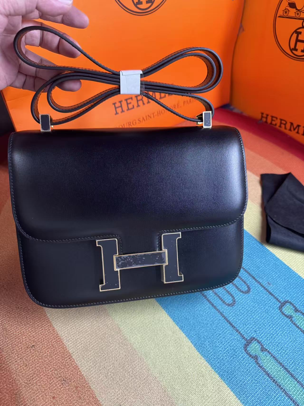 Pedido de cliente foto real: Constance 24 negro, hebilla negra, cuero box, cosido a mano con hilo de cera