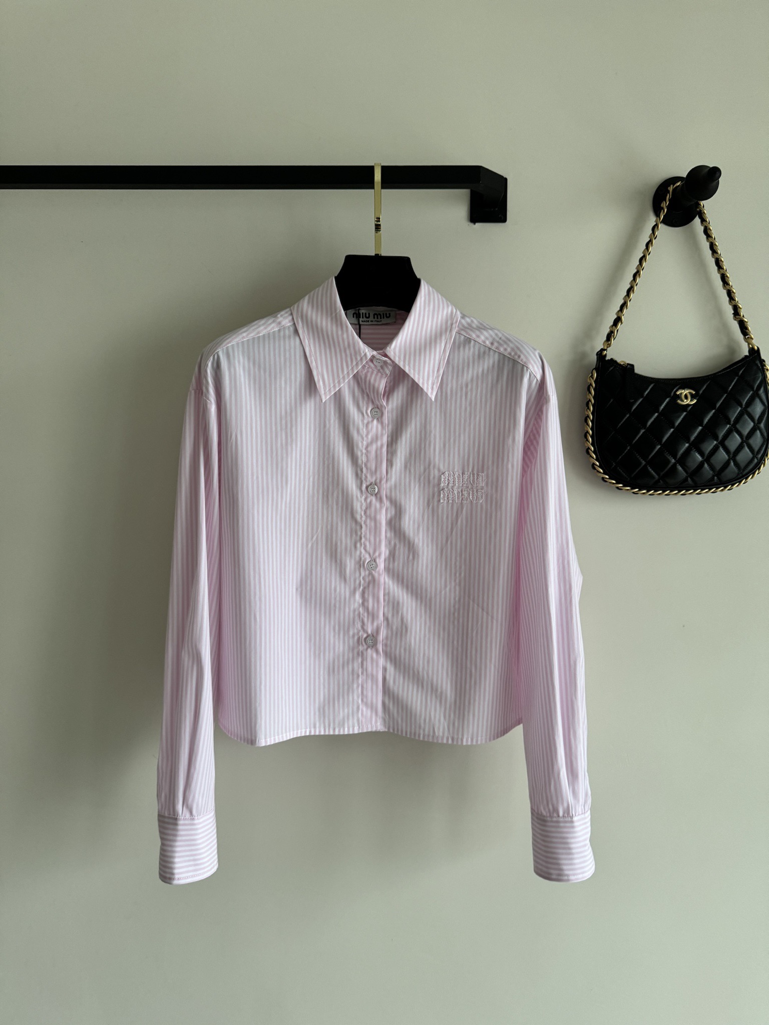 miumi*新款，早春新款衬衣，粉色条纹衬衫，刺绣logo超粉嫩的颜色ＳＭＬ.AE0666ezdjs