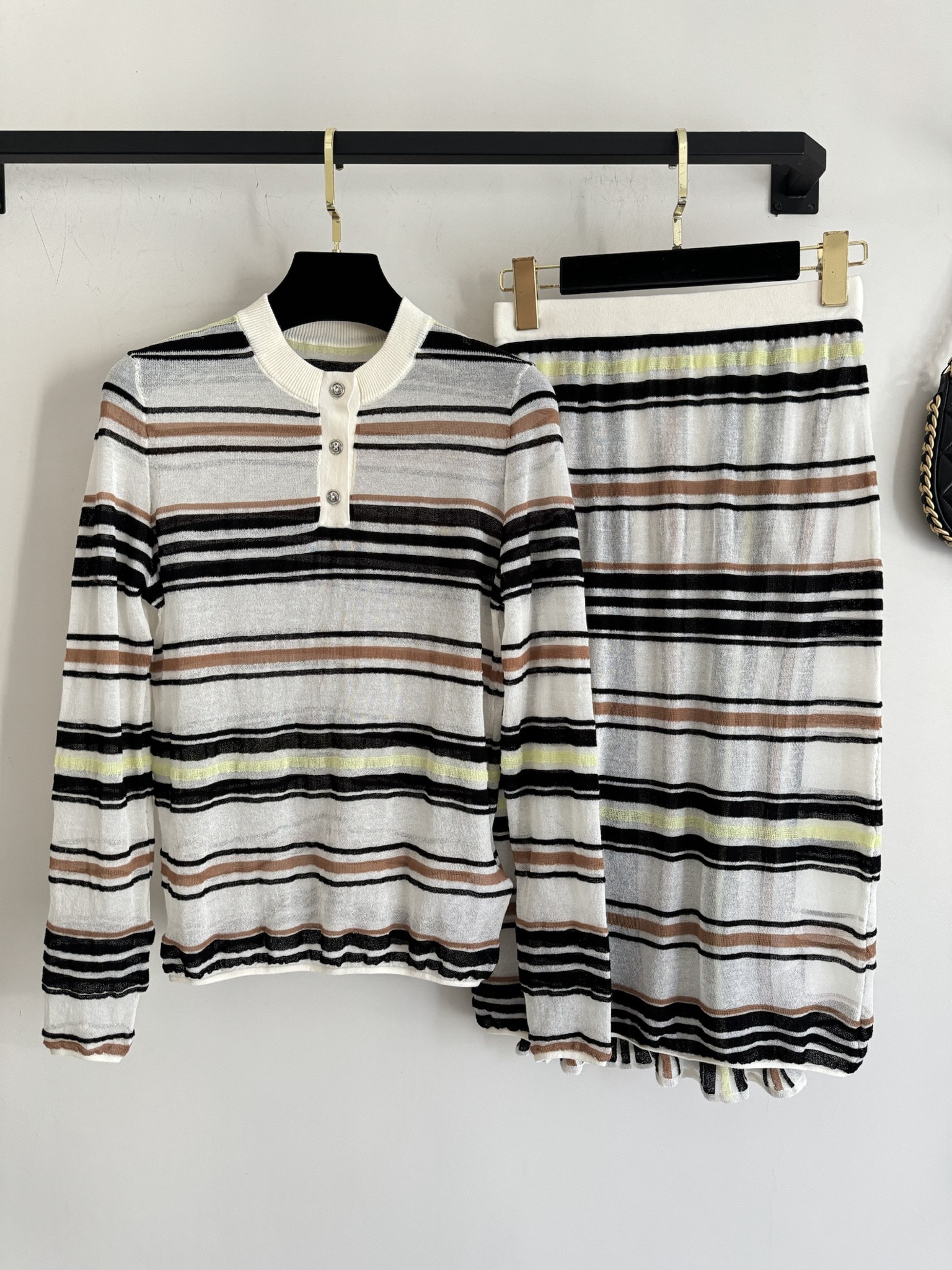 Trendy Custom Female Suit Set with Striped Blouse and Cozy Flannel. - 图片 1