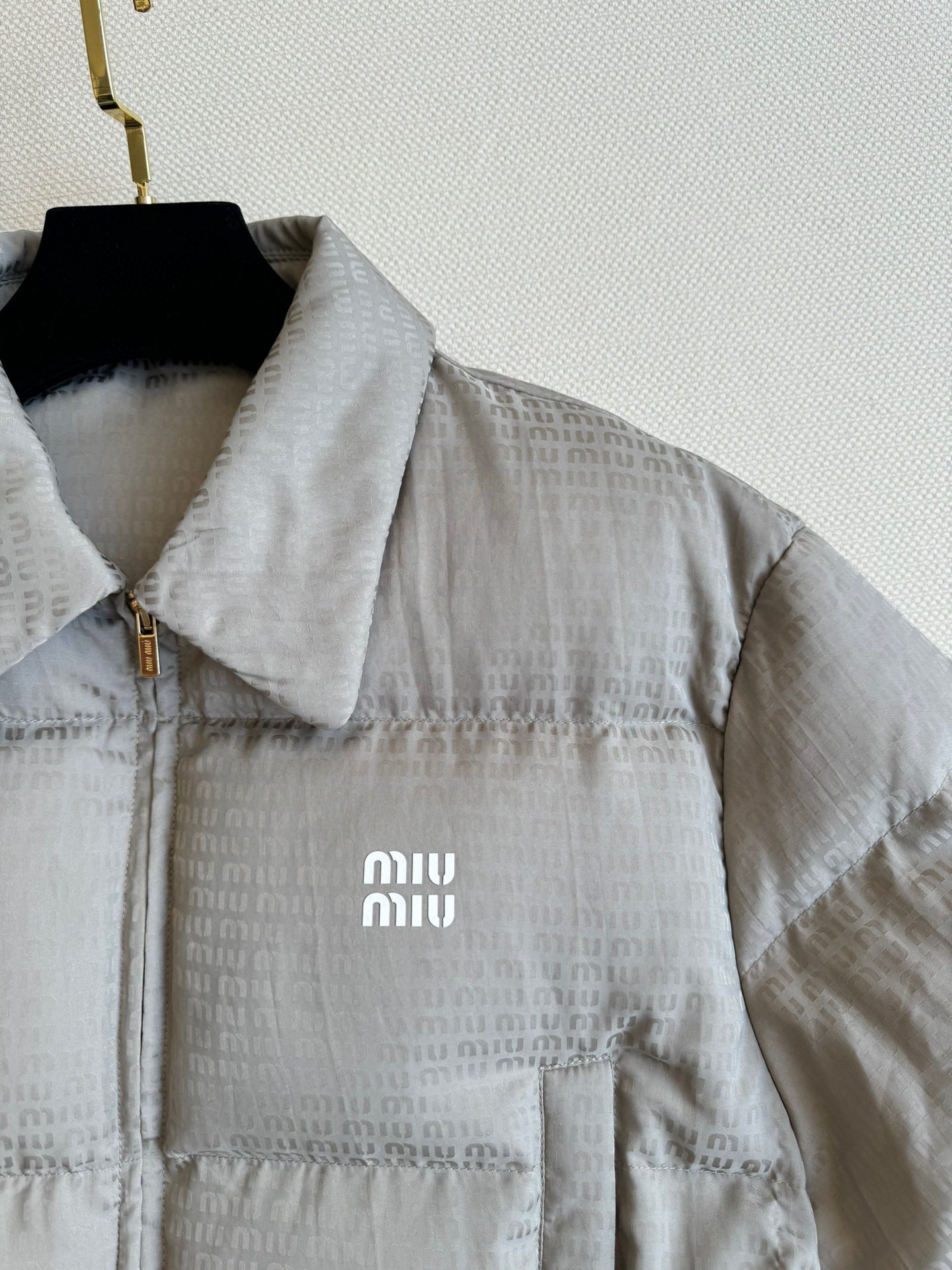 MiuMi*24FW秋冬新款LOGO暗花短款面包羽绒服丨原版开发！高版出品！减龄气质的拼接针织翻领做法原