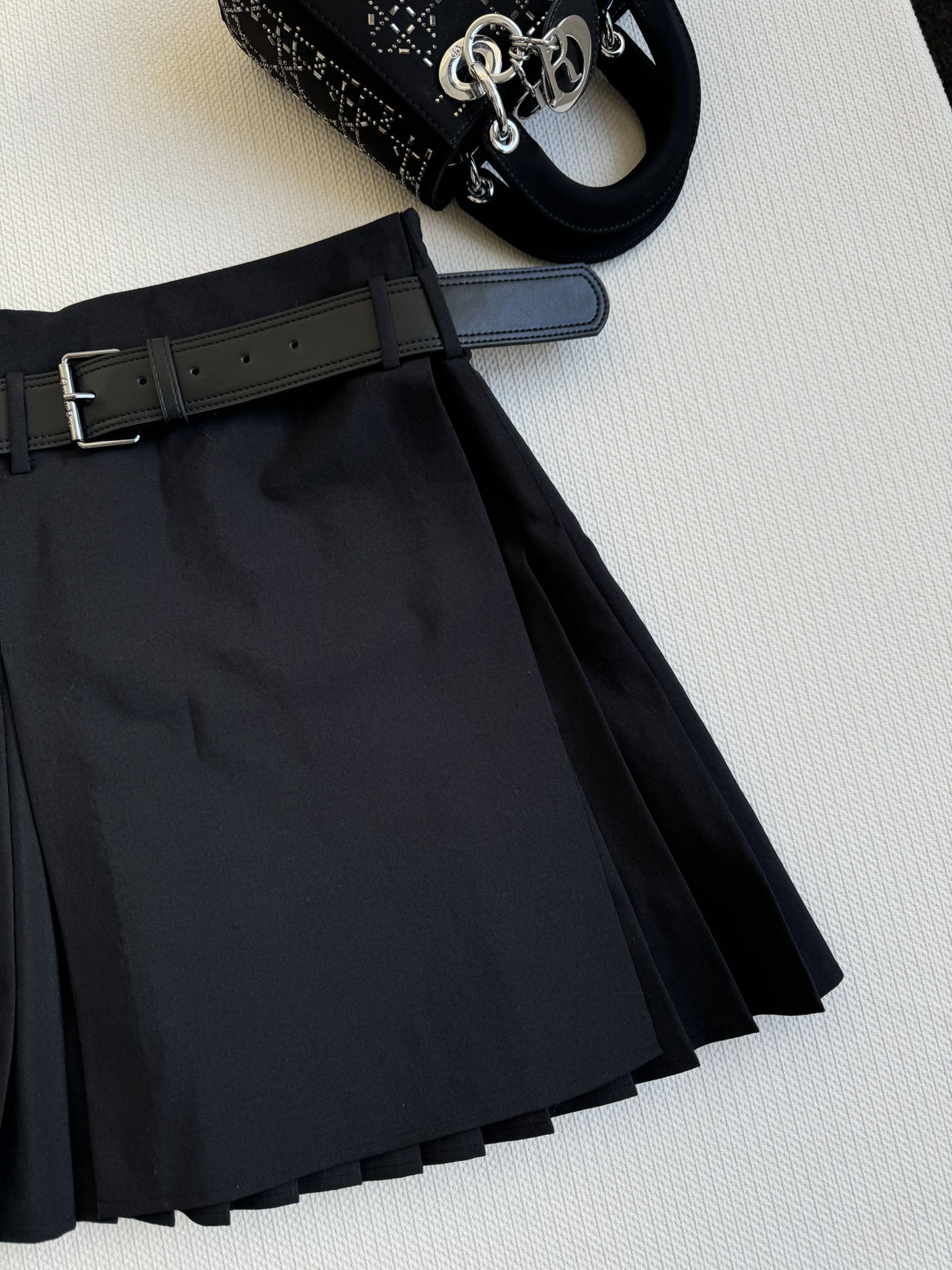 Dio*早春新款百褶半裙高品质版本羊毛面料定制皮带一片式裹裙搭配腰带装饰腰间另有品牌字母点缀加分高腰A版