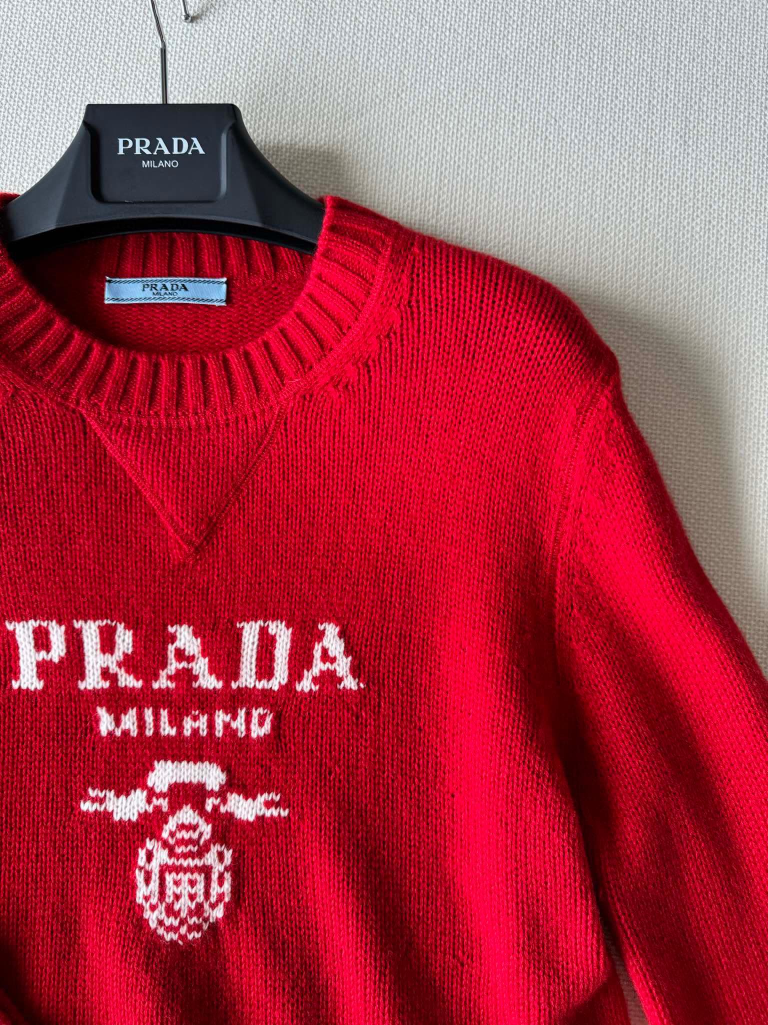 Prad*早春新款圆领针织衫毛衣胸前字母logo刺绣点缀低调又有识别度！复古红配色新年氛围感满满！ＳＭＬ