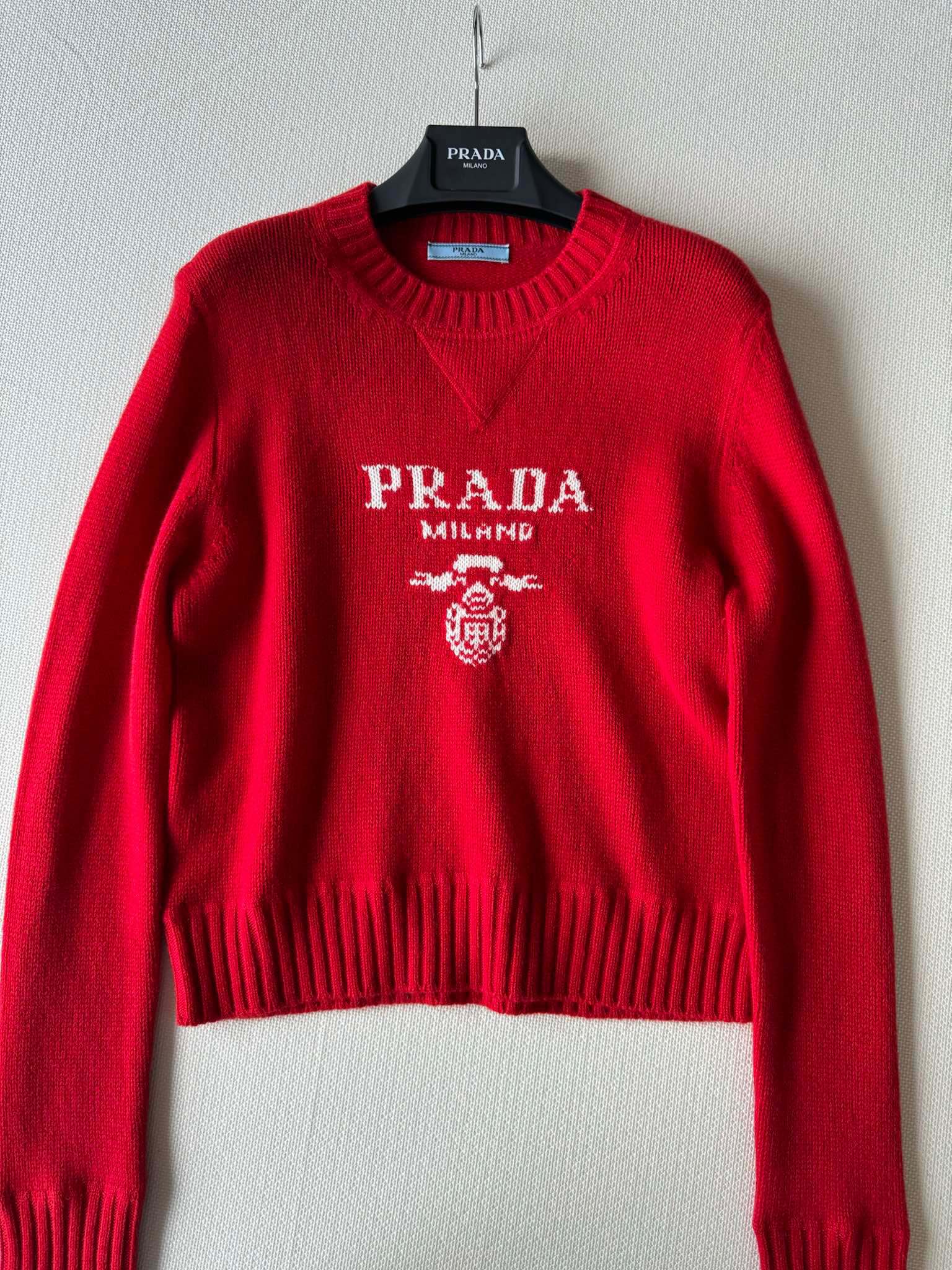 Prad*早春新款圆领针织衫毛衣胸前字母logo刺绣点缀低调又有识别度！复古红配色新年氛围感满满！ＳＭＬ