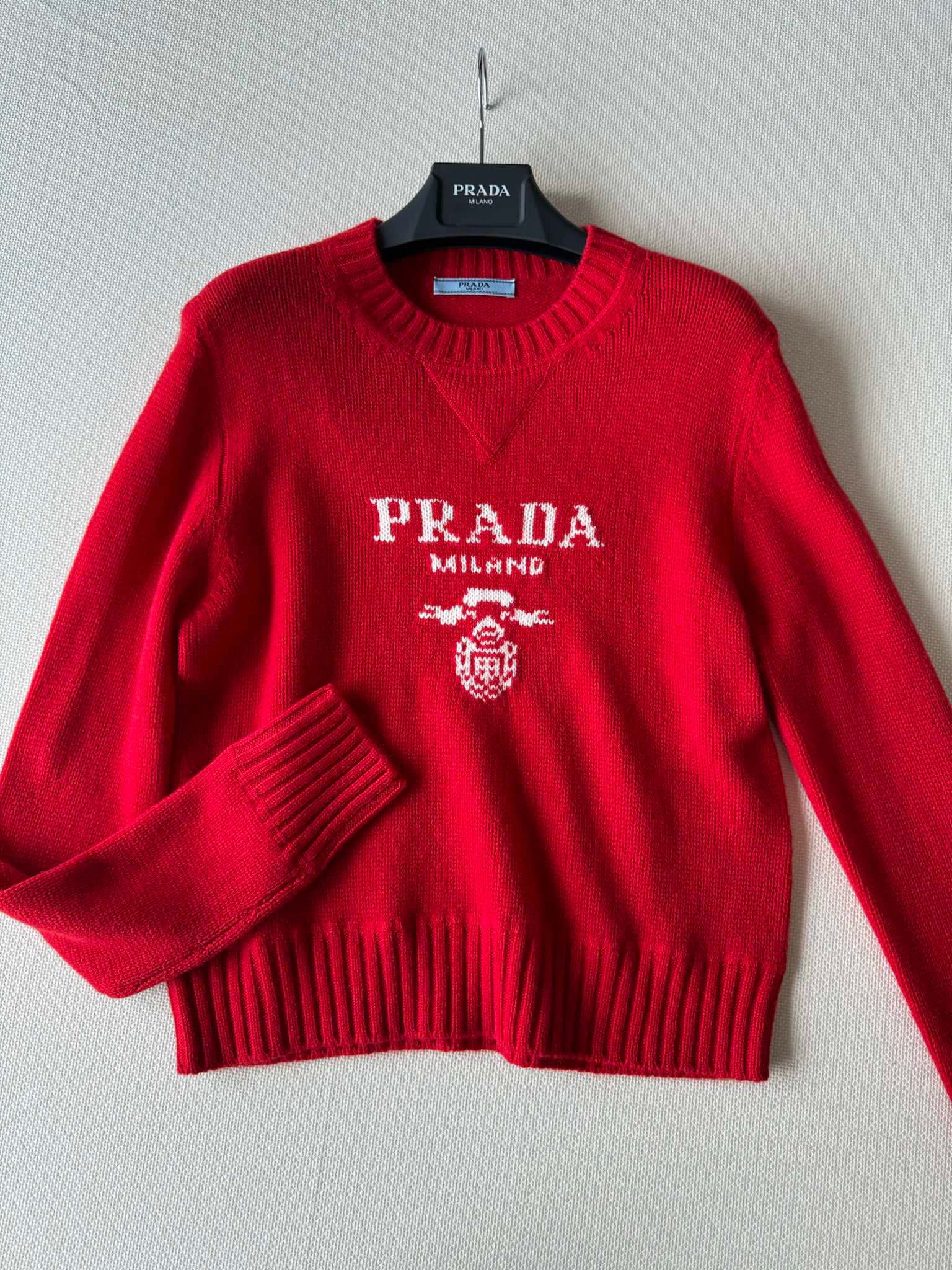 Prad*早春新款圆领针织衫毛衣胸前字母logo刺绣点缀低调又有识别度！复古红配色新年氛围感满满！ＳＭＬ