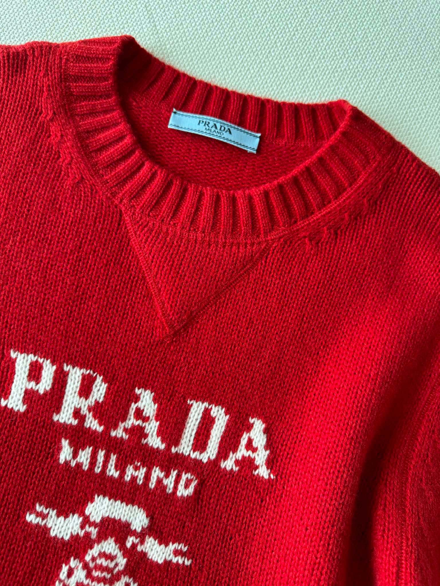 Prad*早春新款圆领针织衫毛衣胸前字母logo刺绣点缀低调又有识别度！复古红配色新年氛围感满满！ＳＭＬ