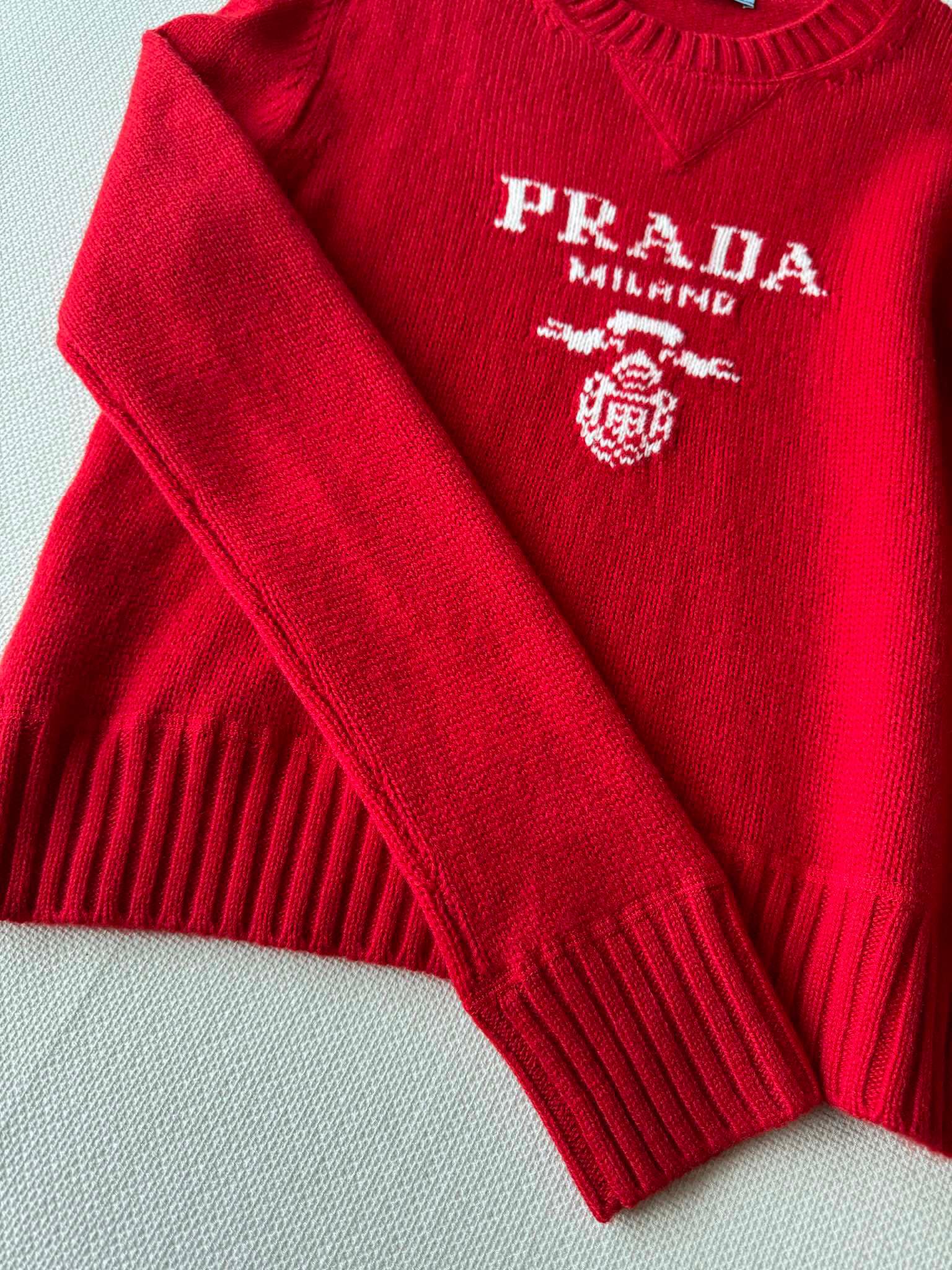 Prad*早春新款圆领针织衫毛衣胸前字母logo刺绣点缀低调又有识别度！复古红配色新年氛围感满满！ＳＭＬ
