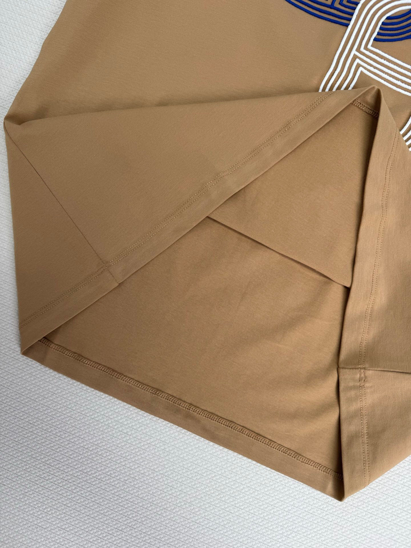 “P460 Original Female Suit with Pig Nostril Embroidery: Eima Family Classic Logo” - 图片 5