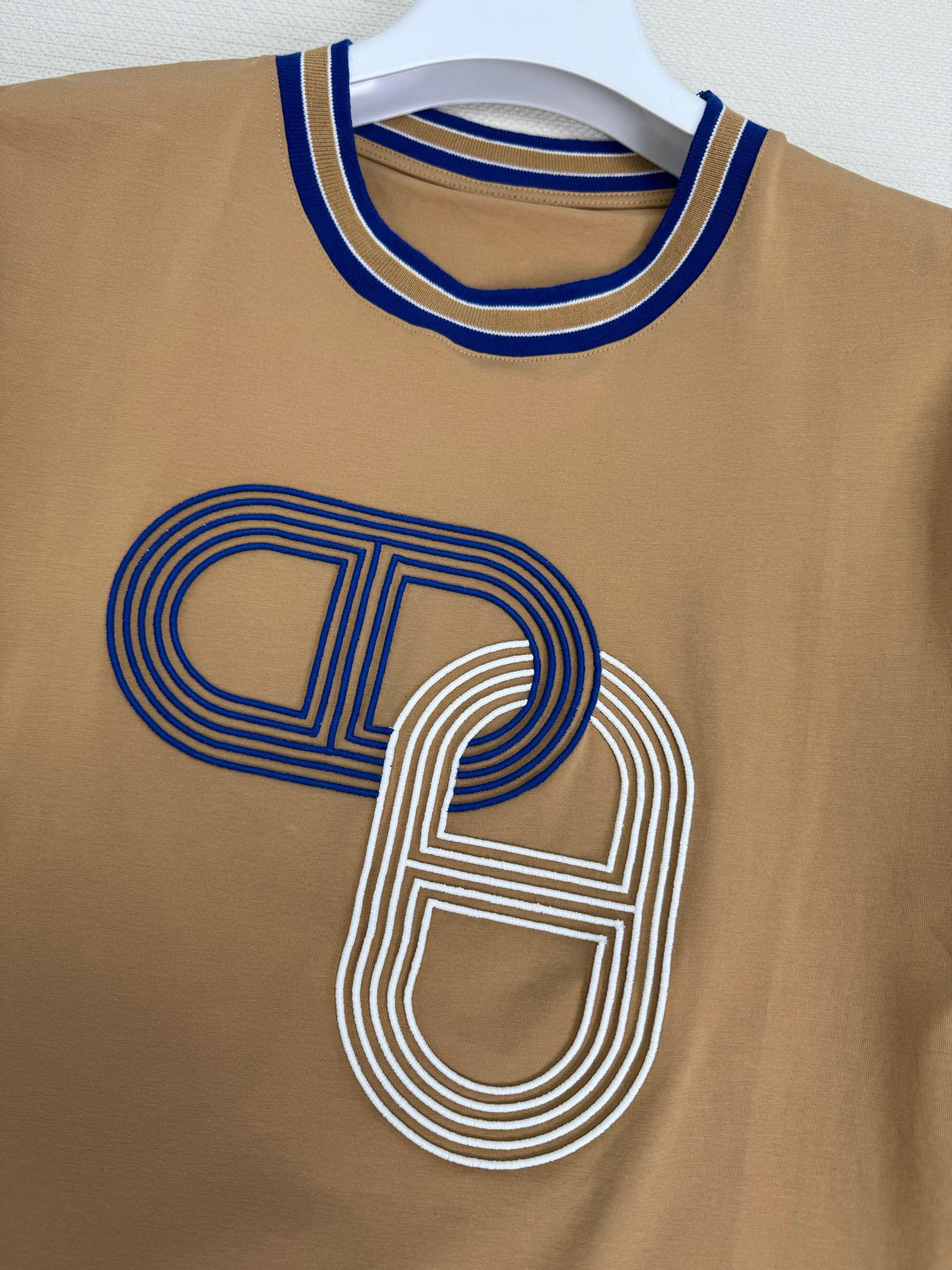 “P460 Original Female Suit with Pig Nostril Embroidery: Eima Family Classic Logo” - 图片 4