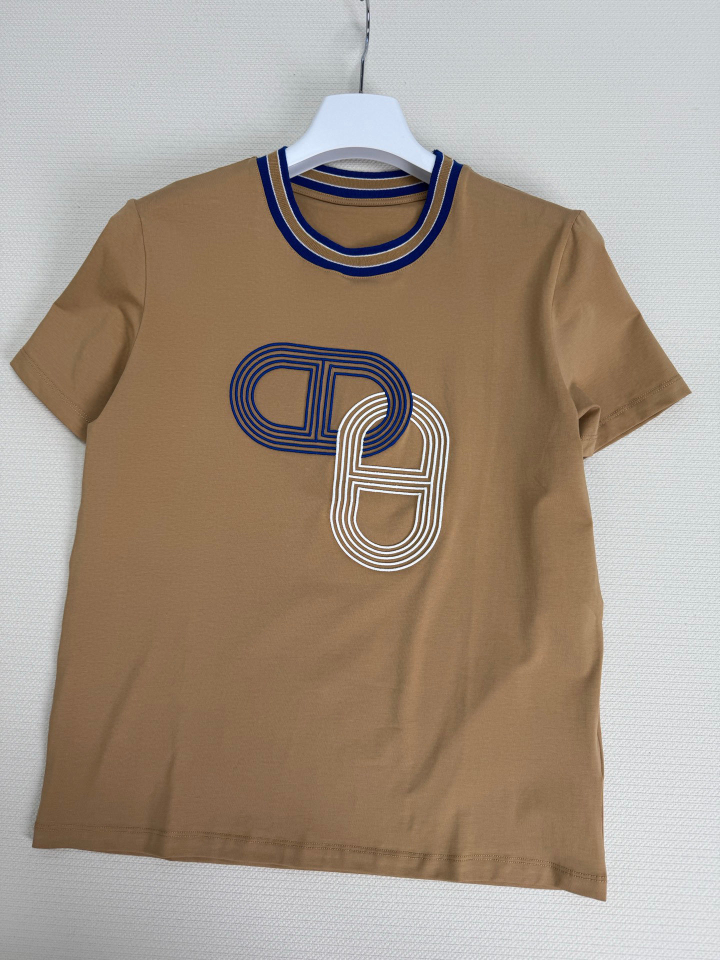 “P460 Original Female Suit with Pig Nostril Embroidery: Eima Family Classic Logo” - 图片 3