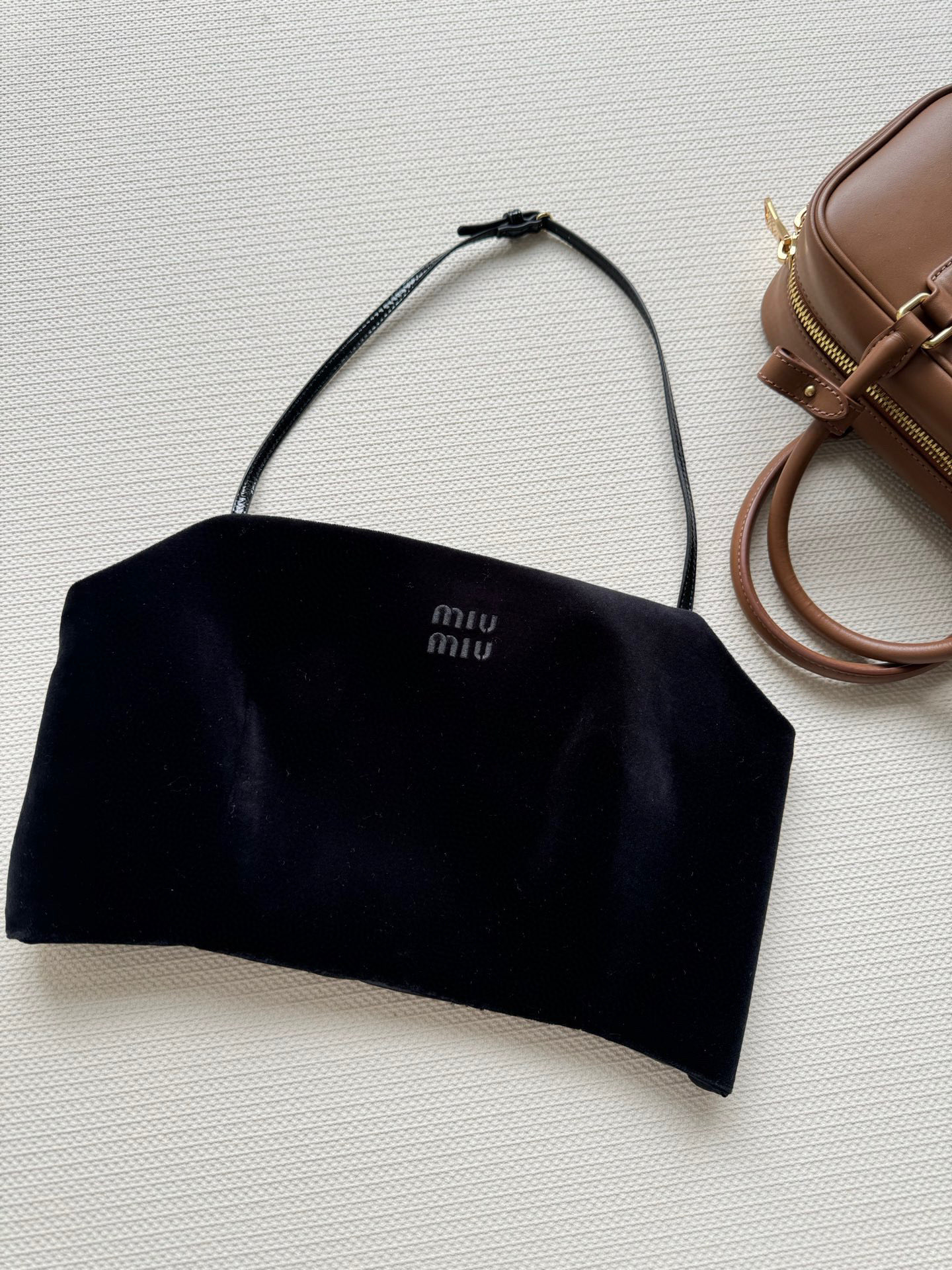 Versatile Velvet Dress P690: Classic, Boundless, Minimalist Design with Timeless Appeal. - 图片 4