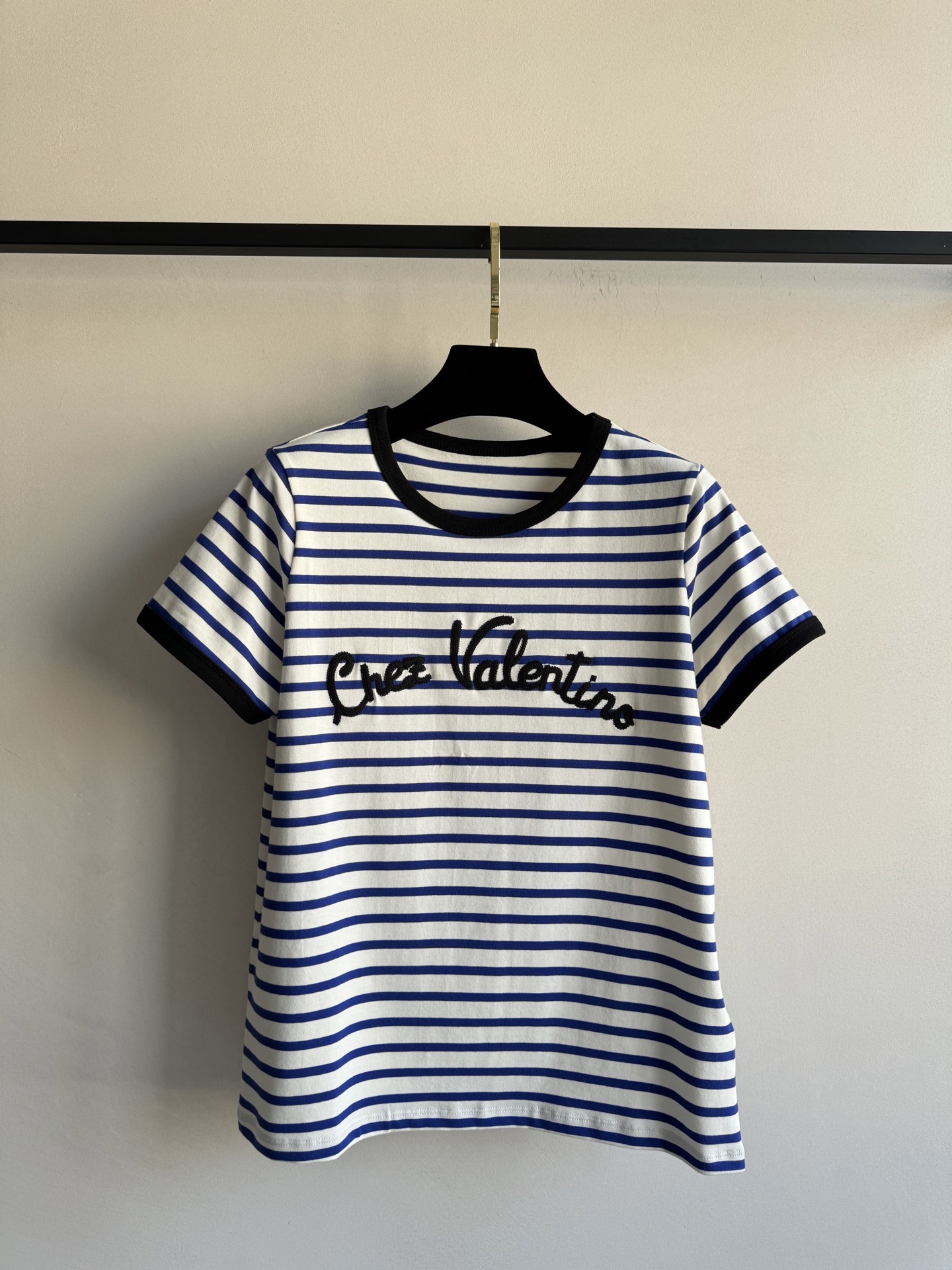 Warren English Logo Dress: Classic Design with High Quality and Refreshed Elements
