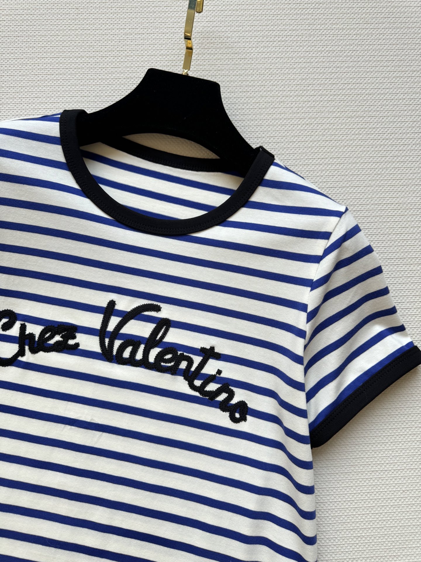 Warren English Logo Dress: Classic Design with High Quality and Refreshed Elements - 图片 4