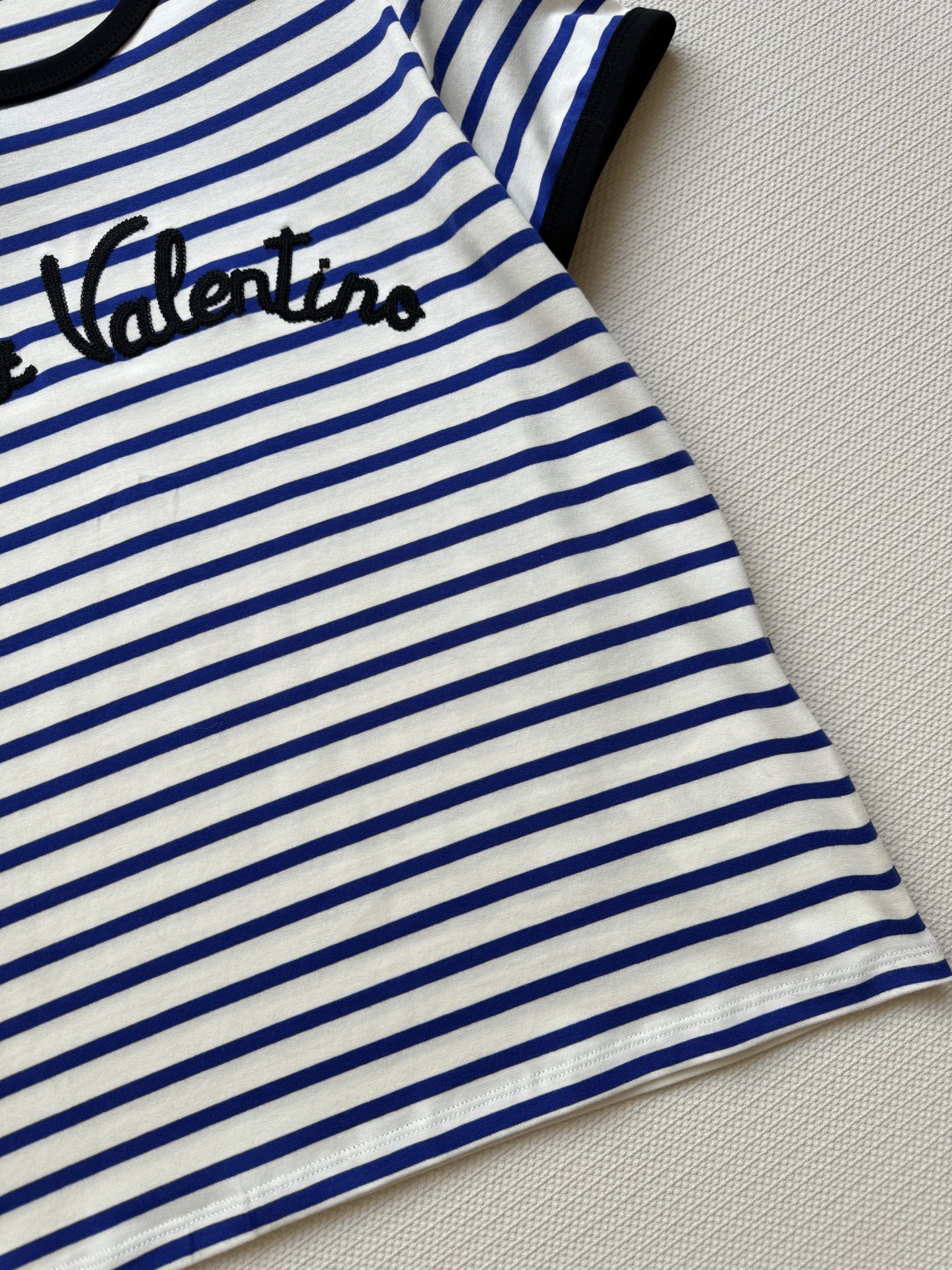 Warren English Logo Dress: Classic Design with High Quality and Refreshed Elements - 图片 5