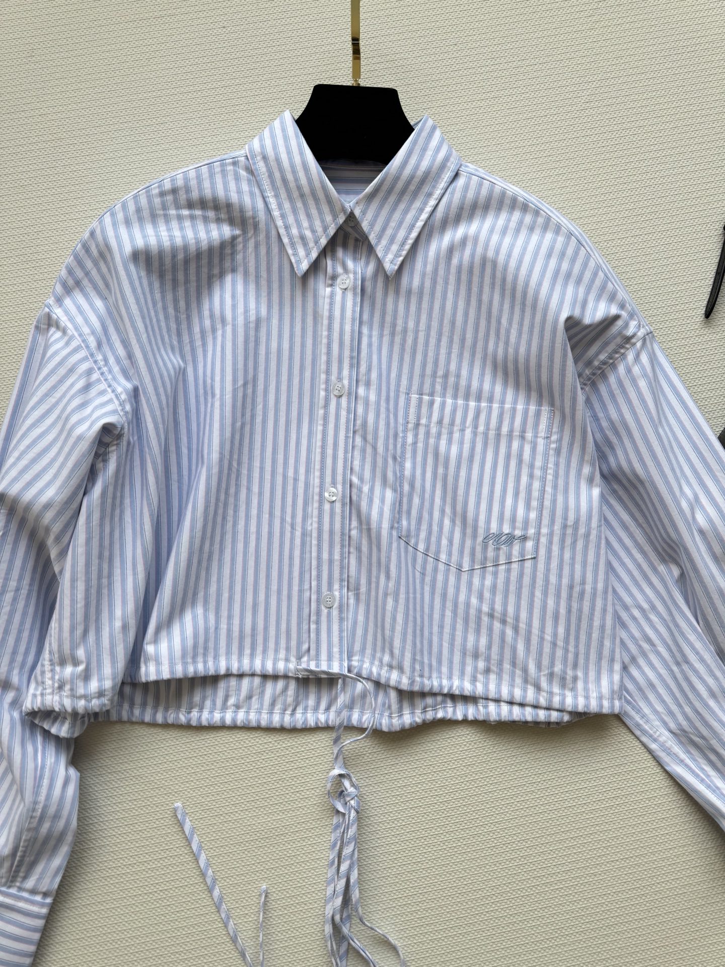 Stylish Alexanderwang P690 Scooter with Classic Shirts: A Closet Essential - 图片 3