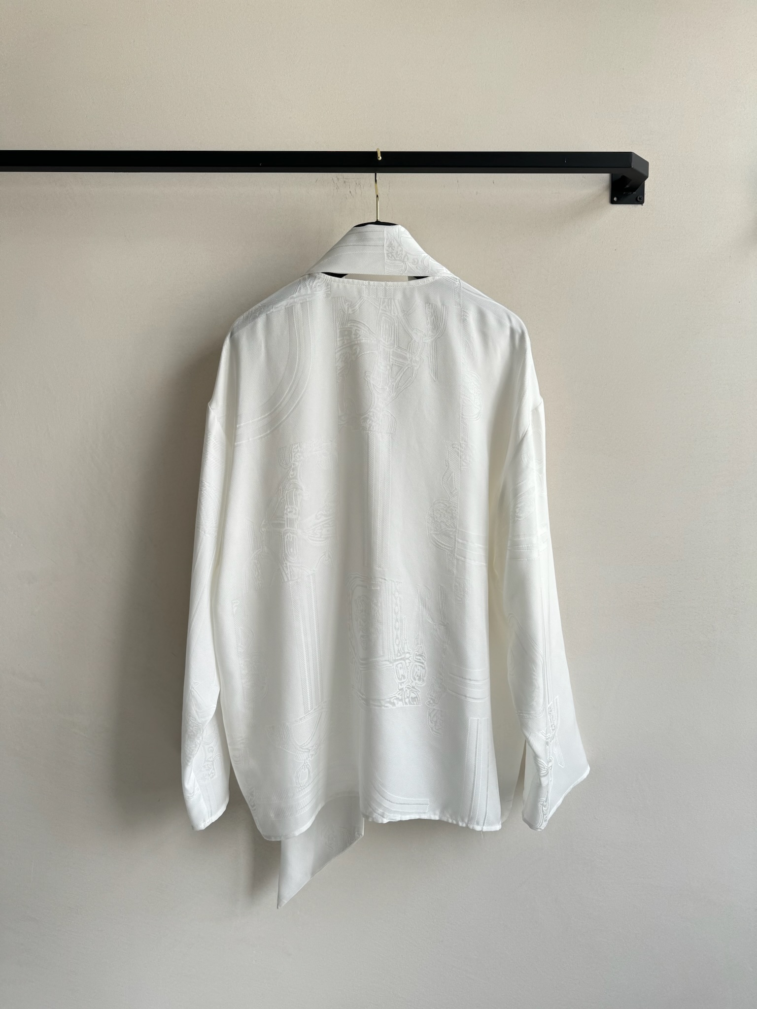 Hermé*🆕新款，高货！真丝衬衫，提花面料，定位剪裁，版型跟做工都是这个👍👍👍ＳＭＬ.