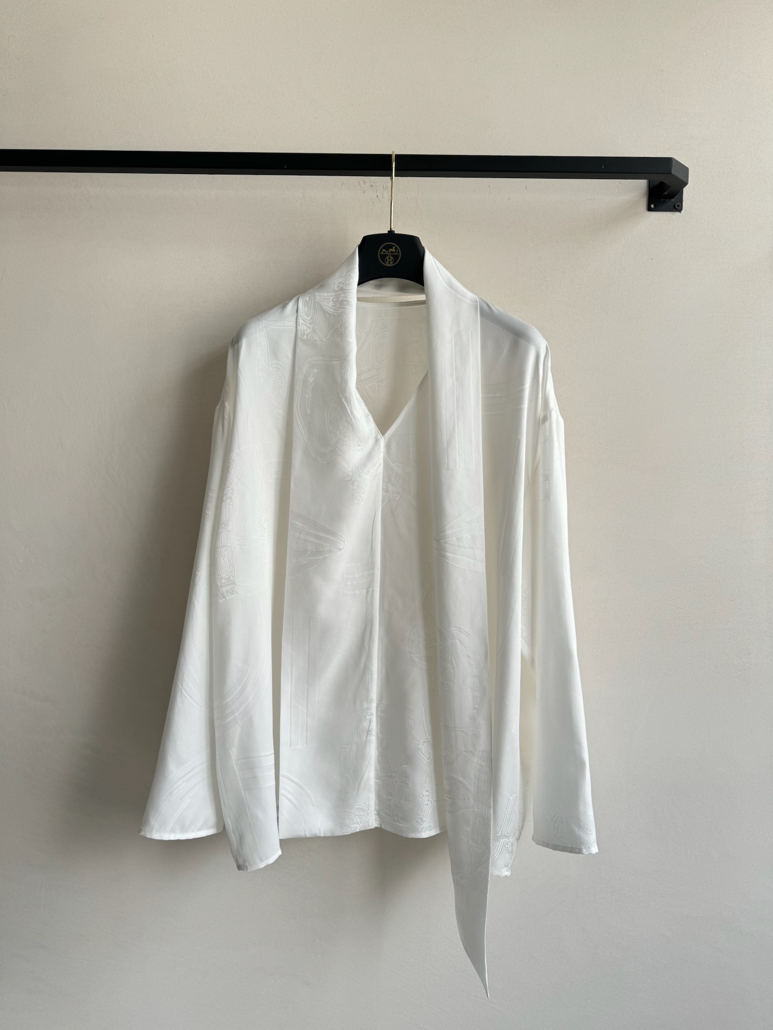 Hermé*🆕新款，高货！真丝衬衫，提花面料，定位剪裁，版型跟做工都是这个👍👍👍ＳＭＬ.