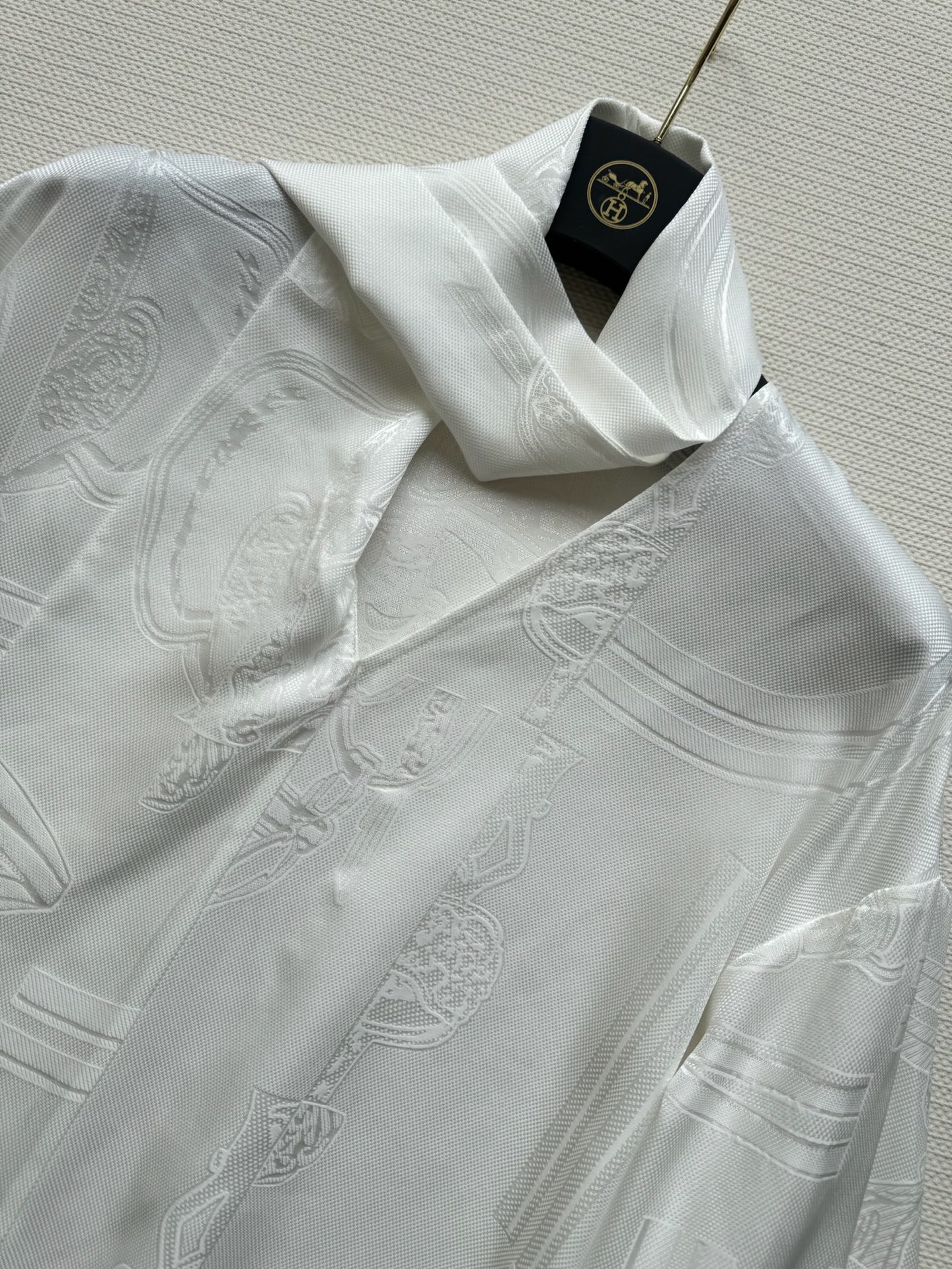 Hermé*🆕新款，高货！真丝衬衫，提花面料，定位剪裁，版型跟做工都是这个👍👍👍ＳＭＬ.