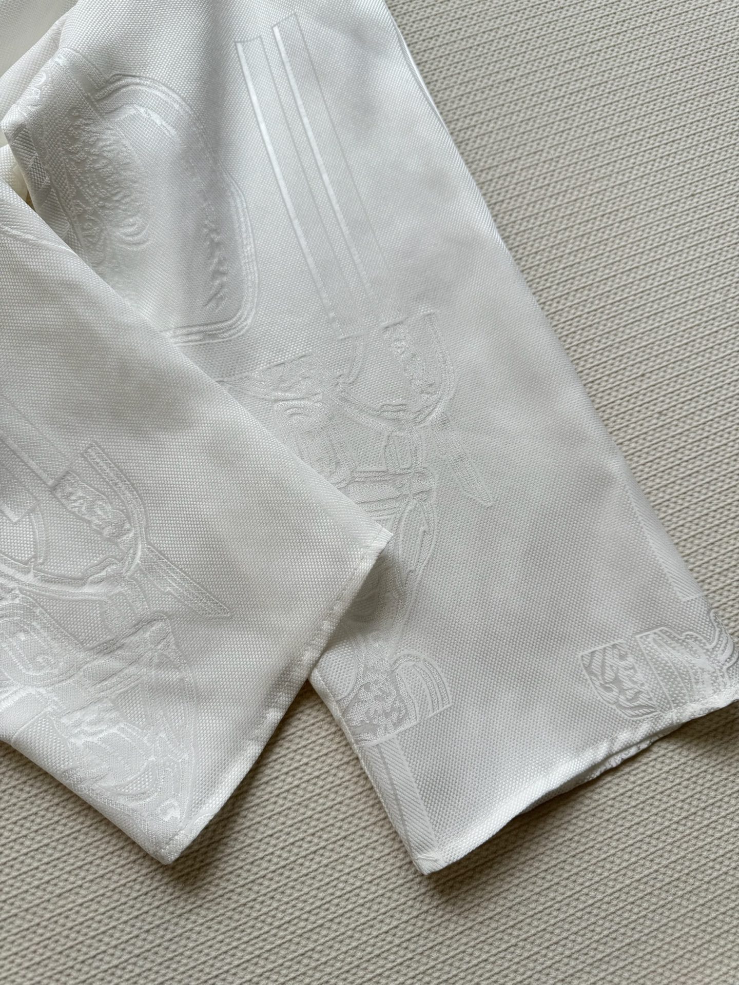 Hermé*🆕新款，高货！真丝衬衫，提花面料，定位剪裁，版型跟做工都是这个👍👍👍ＳＭＬ.