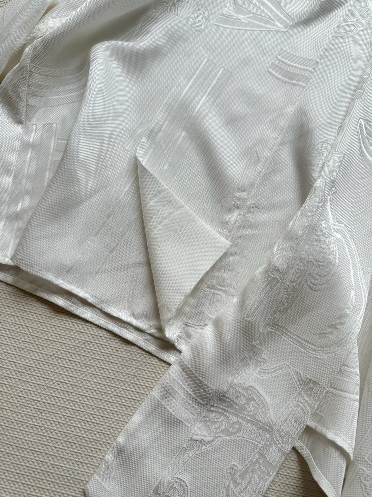 Hermé*🆕新款，高货！真丝衬衫，提花面料，定位剪裁，版型跟做工都是这个👍👍👍ＳＭＬ.