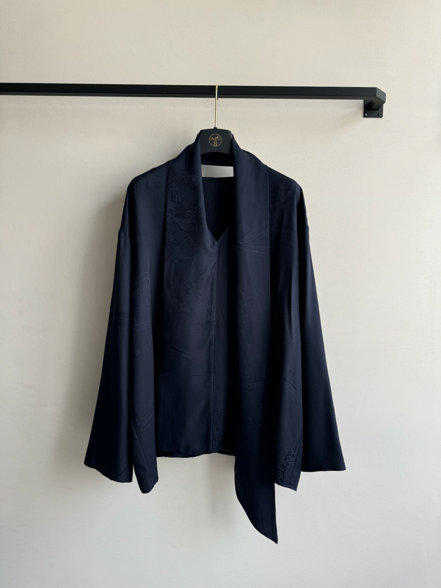 Hermé*🆕新款，高货！真丝衬衫，提花面料，定位剪裁，版型跟做工都是这个👍👍👍ＳＭＬ.