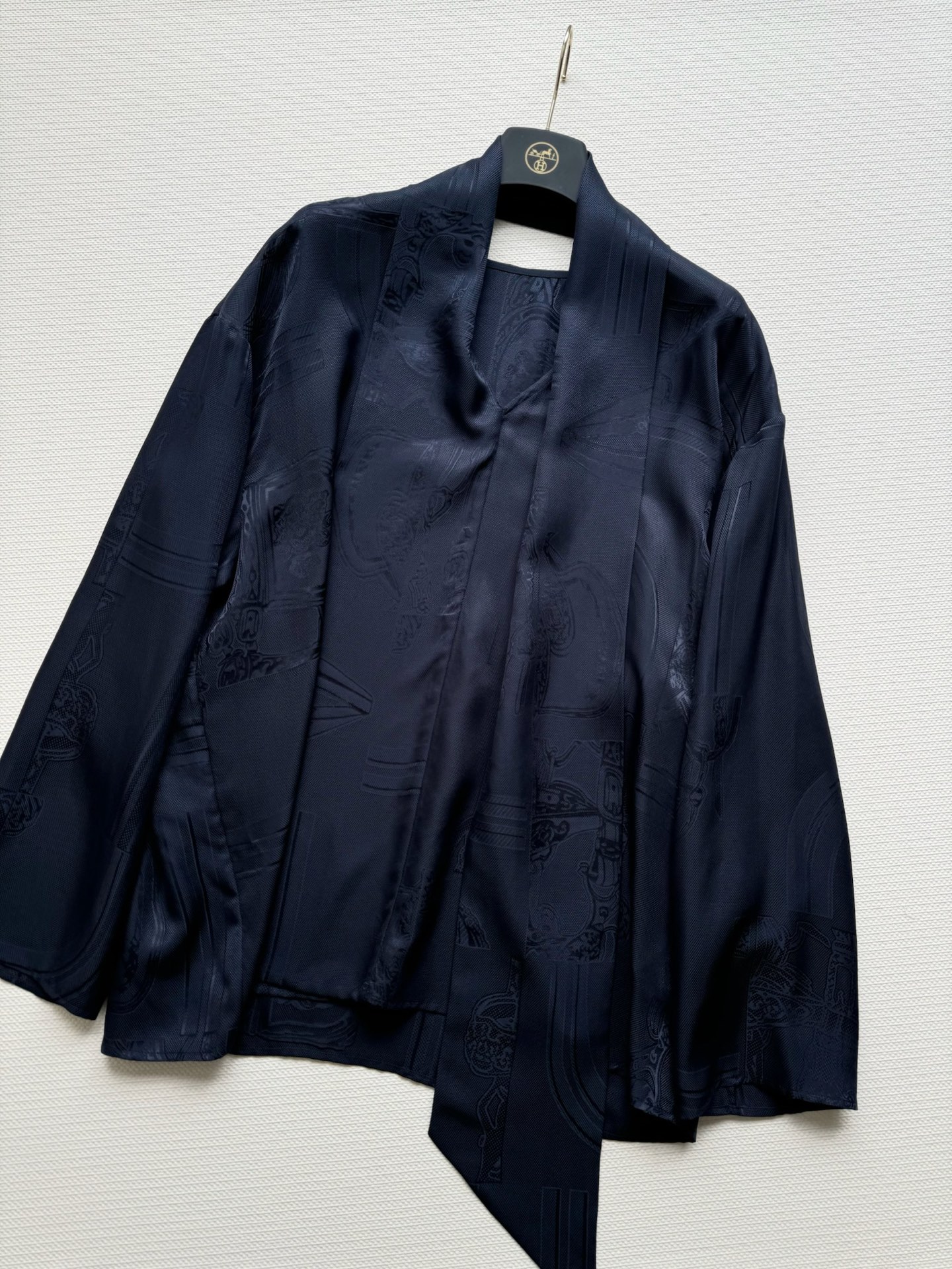 Hermé*🆕新款，高货！真丝衬衫，提花面料，定位剪裁，版型跟做工都是这个👍👍👍ＳＭＬ.