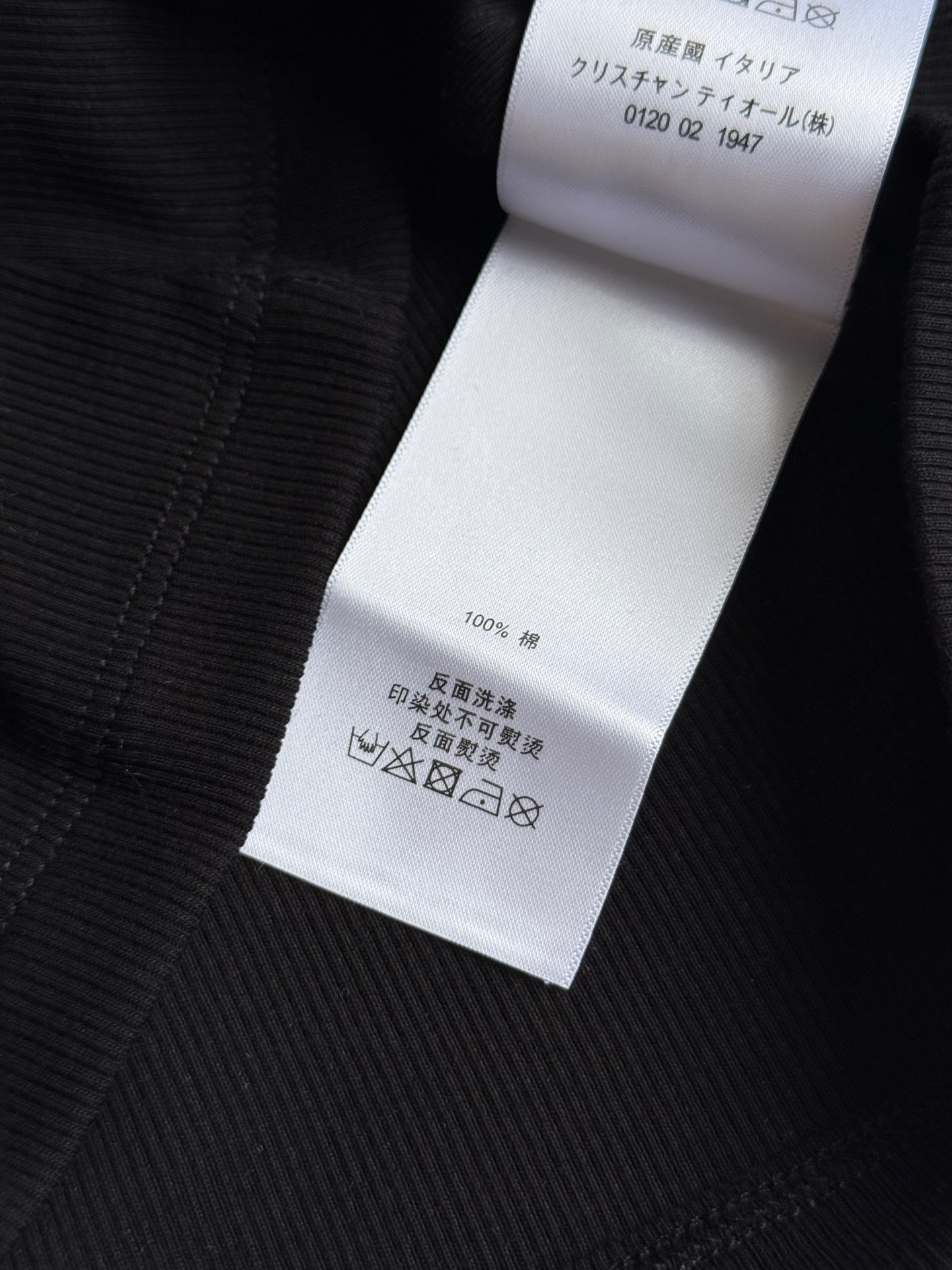 Chane*🆕百搭单品——小香背心T：经典黑白配色的背心，简约中透着高级，长期主义的选择。标志性双C刺绣