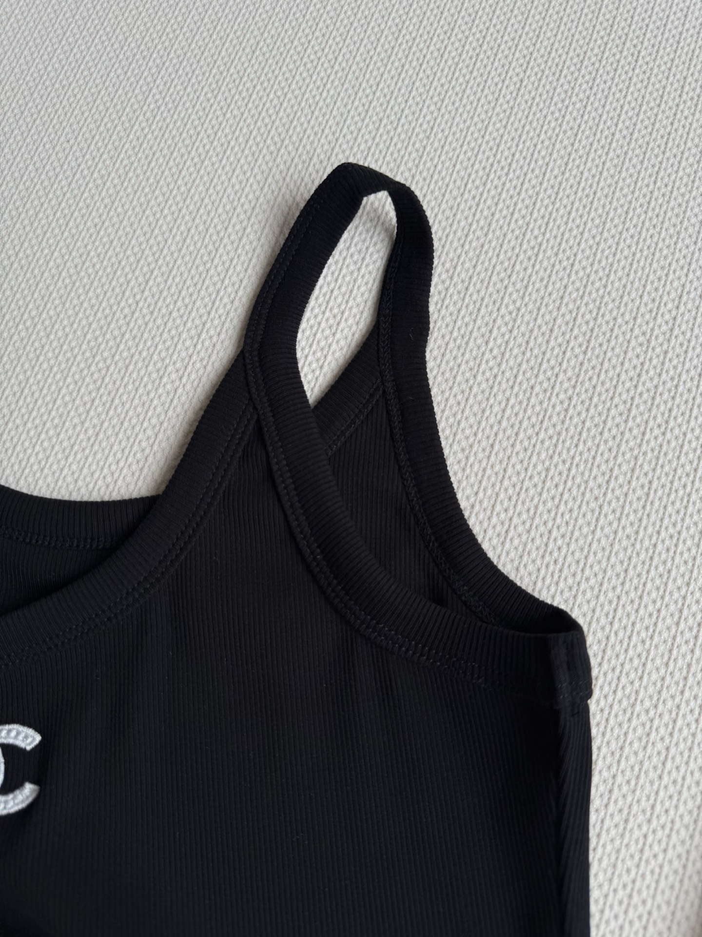 Chane*🆕百搭单品——小香背心T：经典黑白配色的背心，简约中透着高级，长期主义的选择。标志性双C刺绣