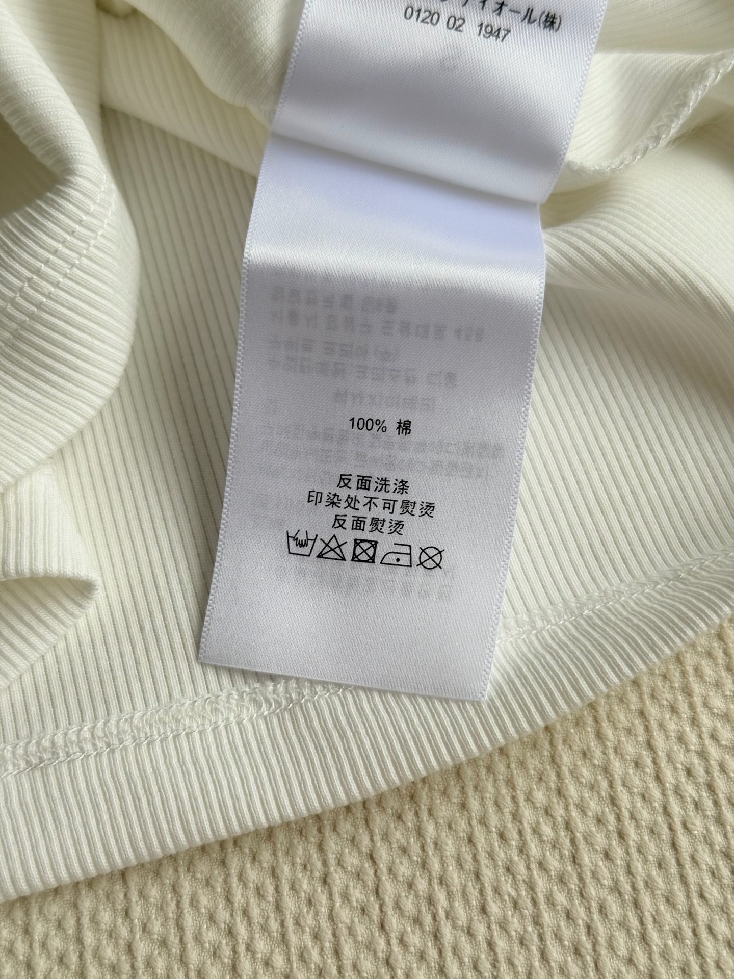 Chane*🆕百搭单品——小香背心T：经典黑白配色的背心，简约中透着高级，长期主义的选择。标志性双C刺绣
