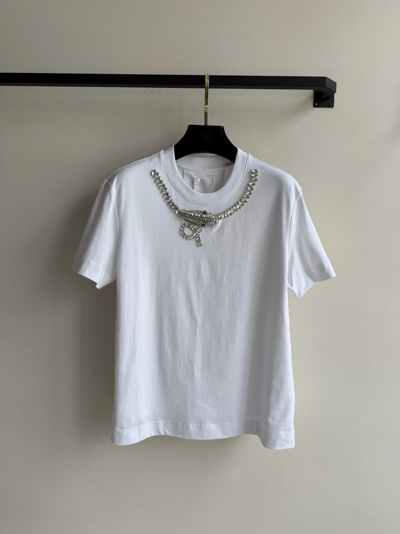 P552 Original Smalled with a new Givench* package, heavy-work drilling design short sleeve SML.